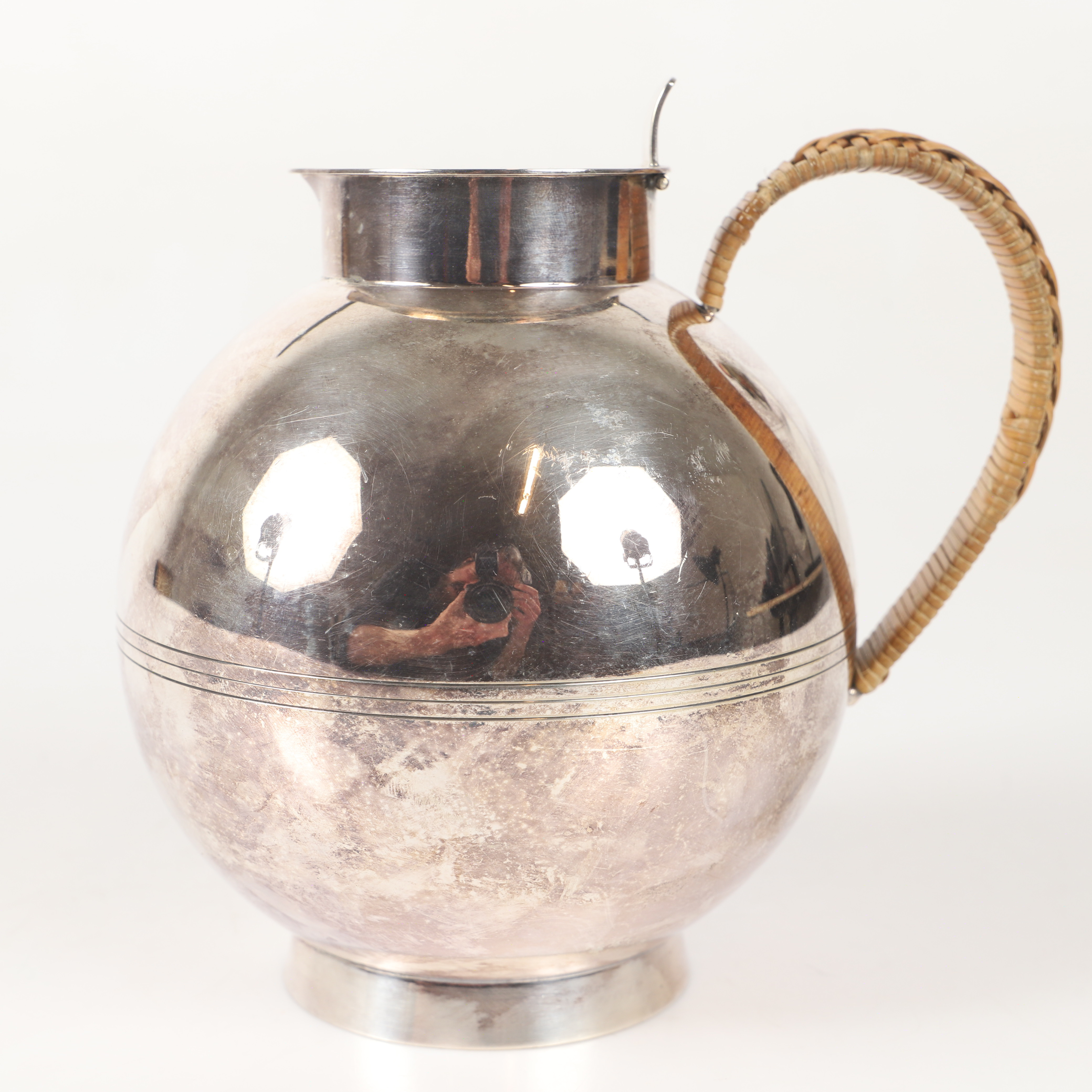 SYLVIA STAVE. Klotkanna, nysilver med rottinghandtag, C. G. Hallberg, 1930-tal.