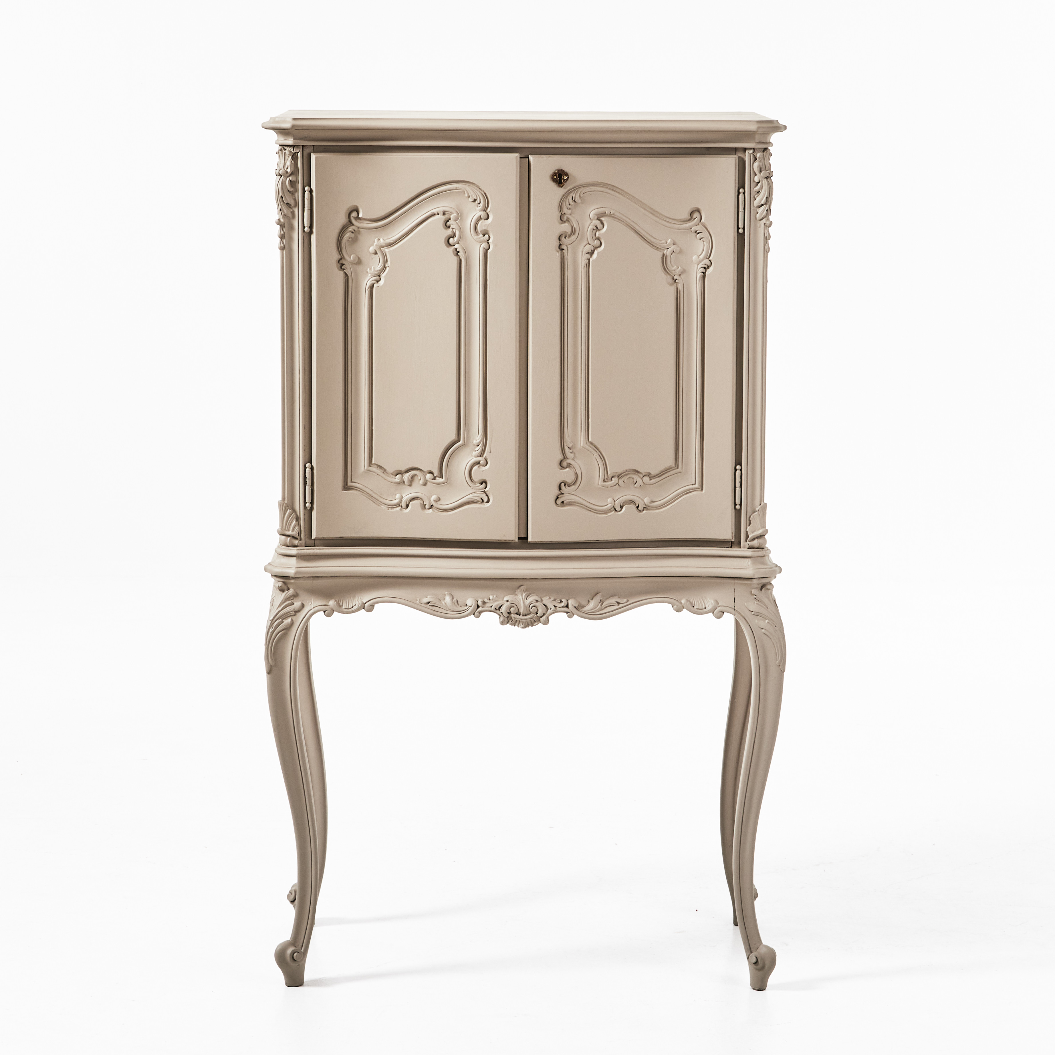 BARSKÅP, 1900-talets första hälft, rokokostil, bemålad i grått, skuren dekor, invändigt med spegel och glashyllor, belysning.