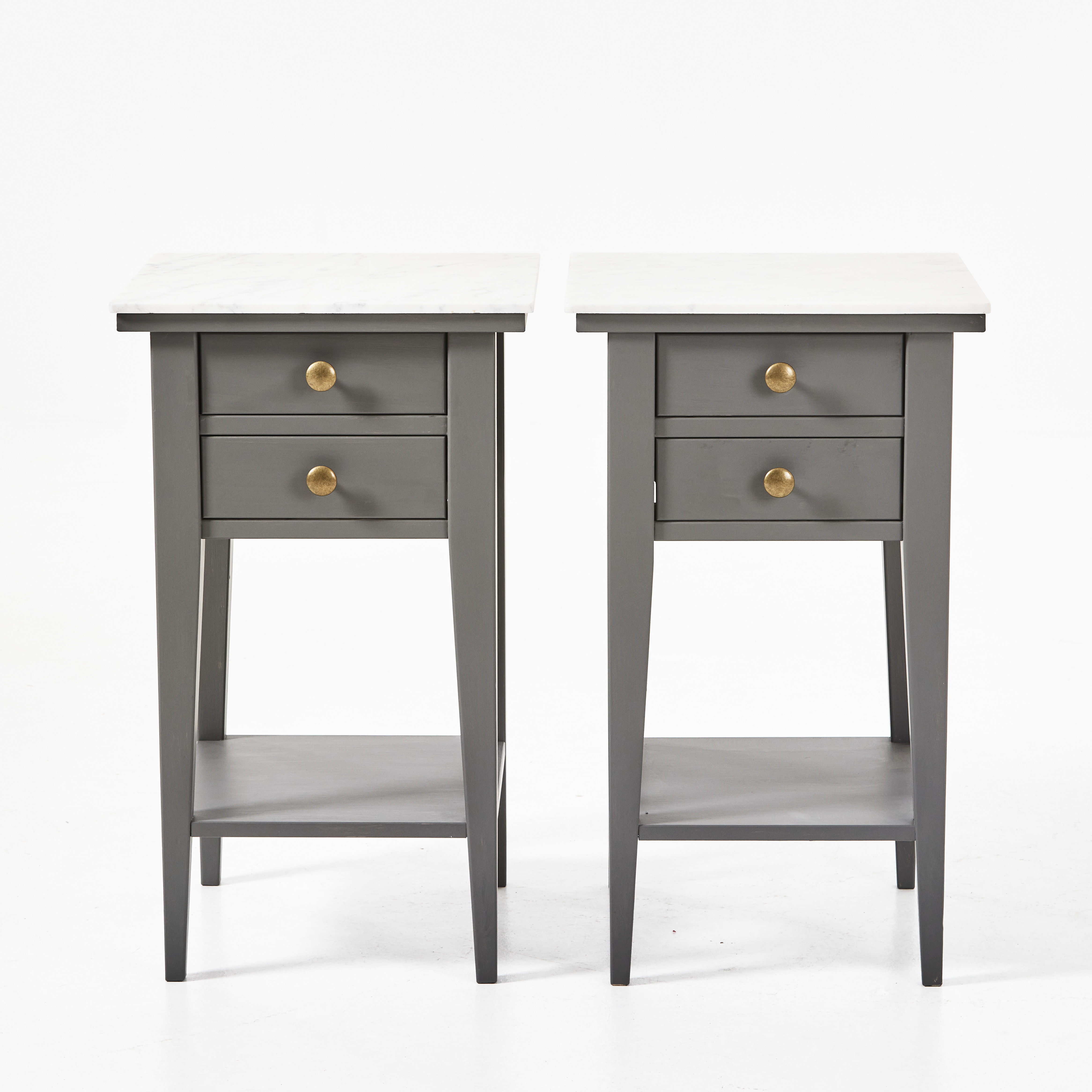 SÄNGBORD, 1 par, 1900-talets slut, bemålade i grått, skiva i marmor, 2 lådor i sargen.