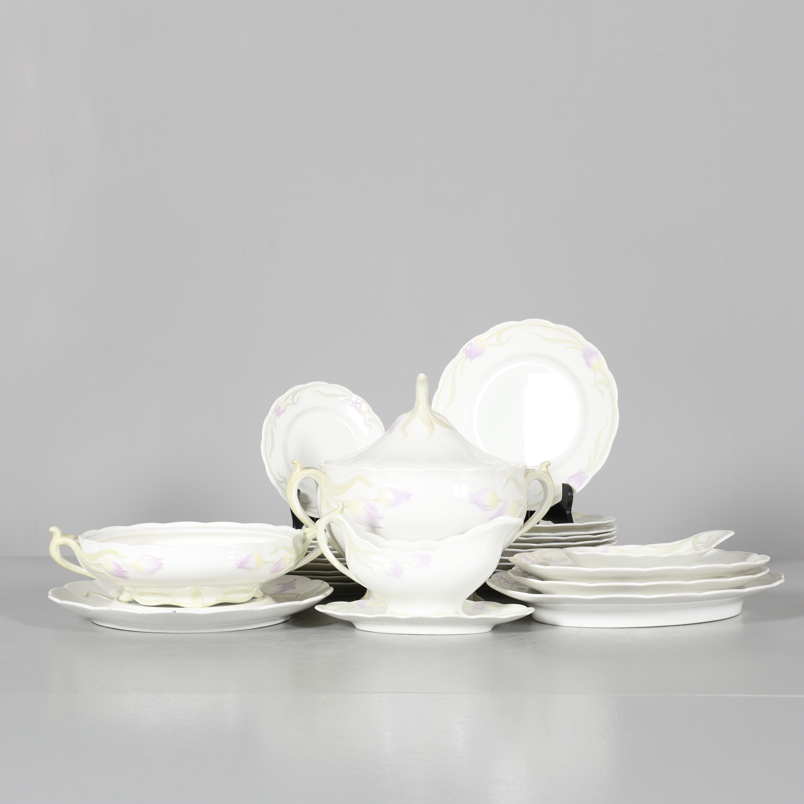 ALF WALLANDER. SERVISDELAR, 28 stycken, porslin, "Tulpan", Rörstrand, jugend.