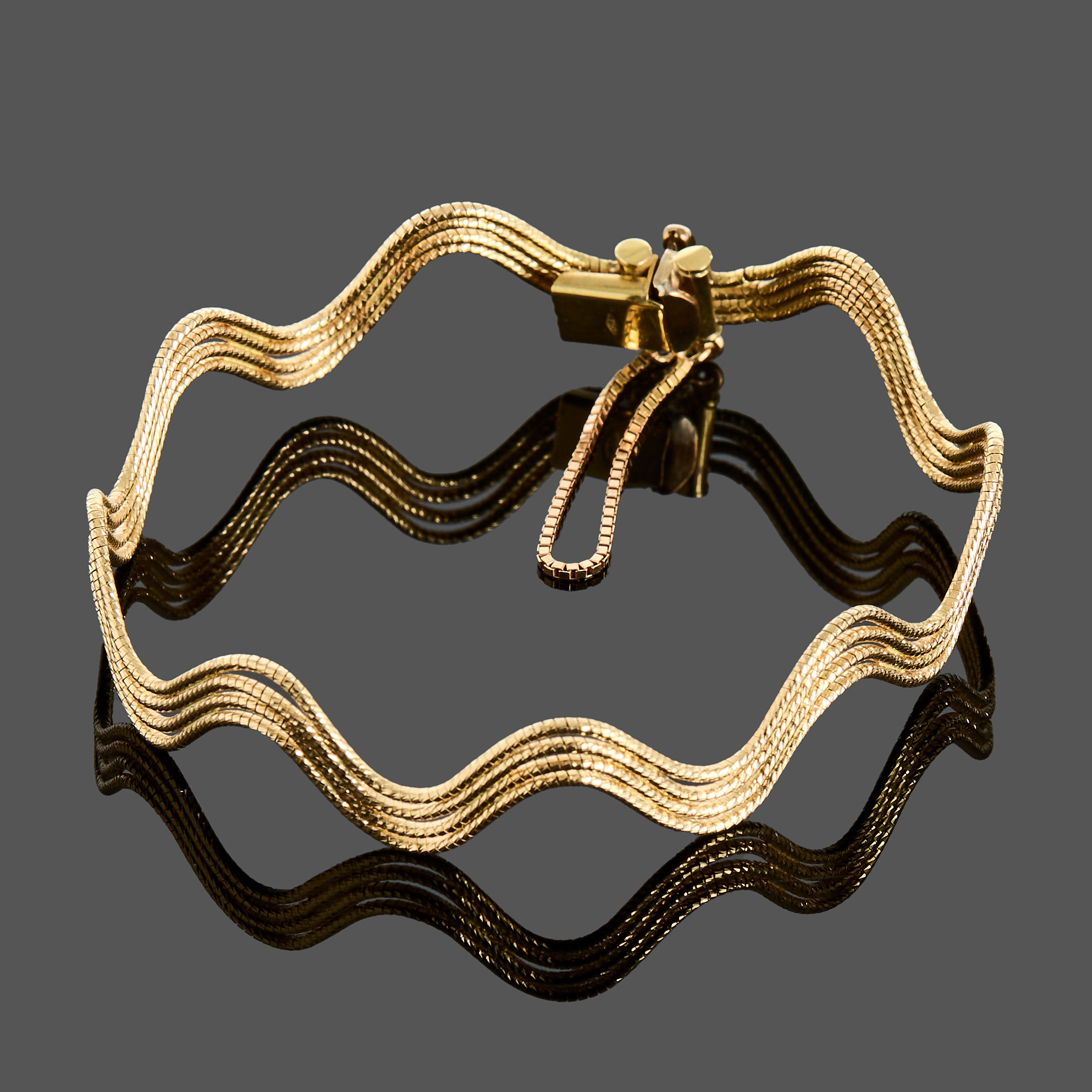 ARMBAND, 18k guld, vågig genombruten dekor, säkerhetskedja i Venetiansk-länk.