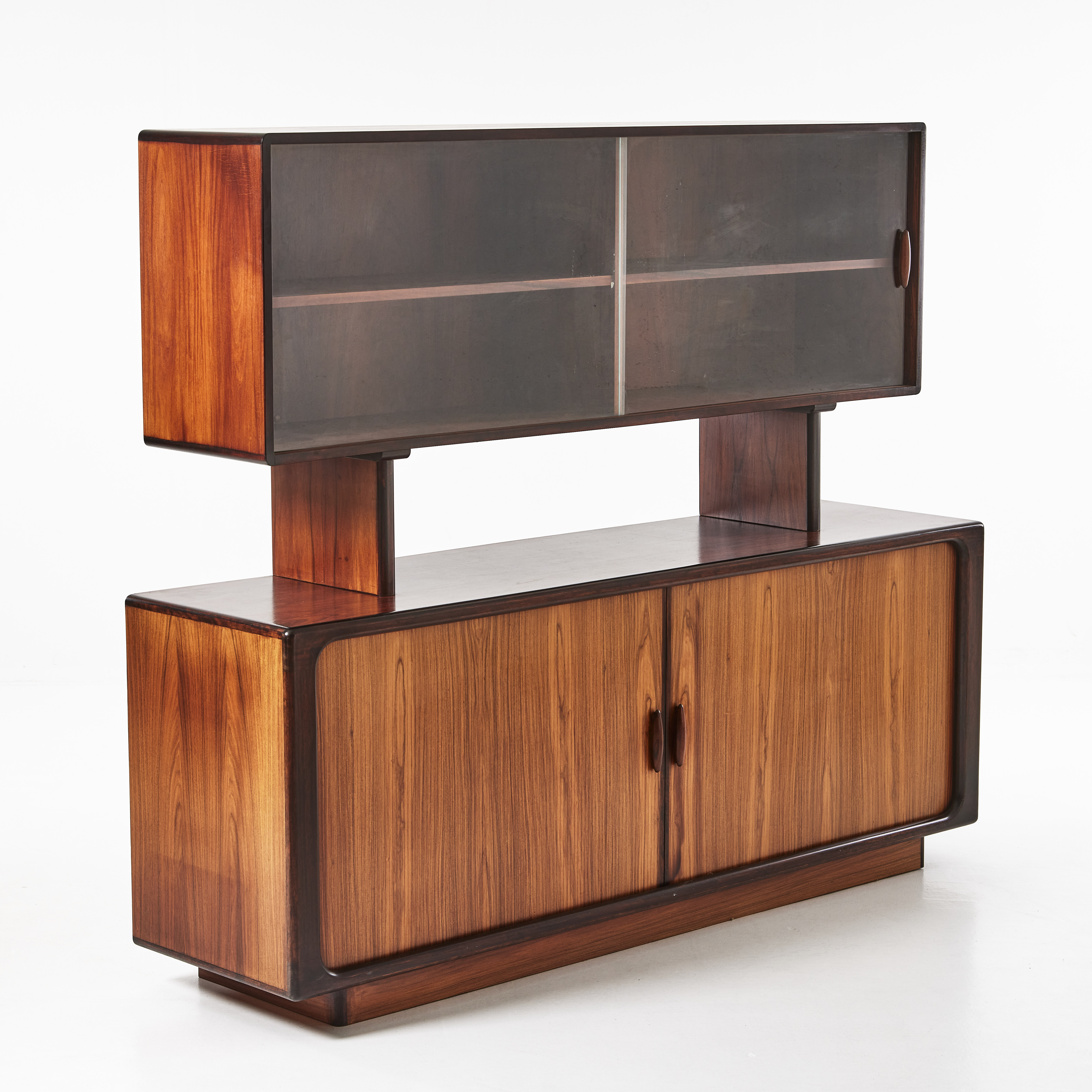 VITIRNSKÅP, Dyrlund, Danmark, 1900-talets andra hälft, fanerat i jakaranda, 2-delat, överstycke med sjkutdörrar i glas.