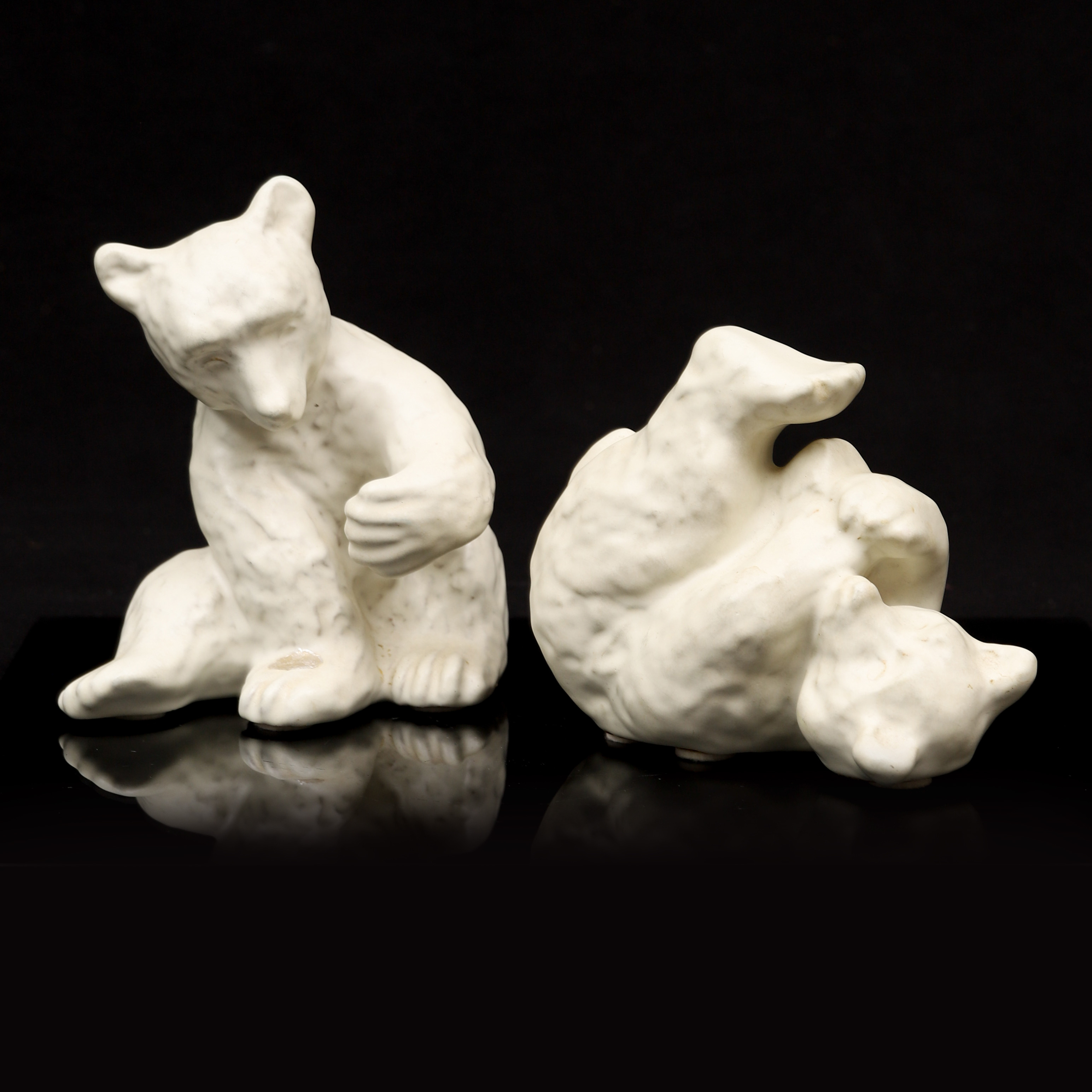 VICKE LINDSTRAND. Figuriner, 2 st, Björnlek, Upsala-Ekeby, 1940/50-tal.