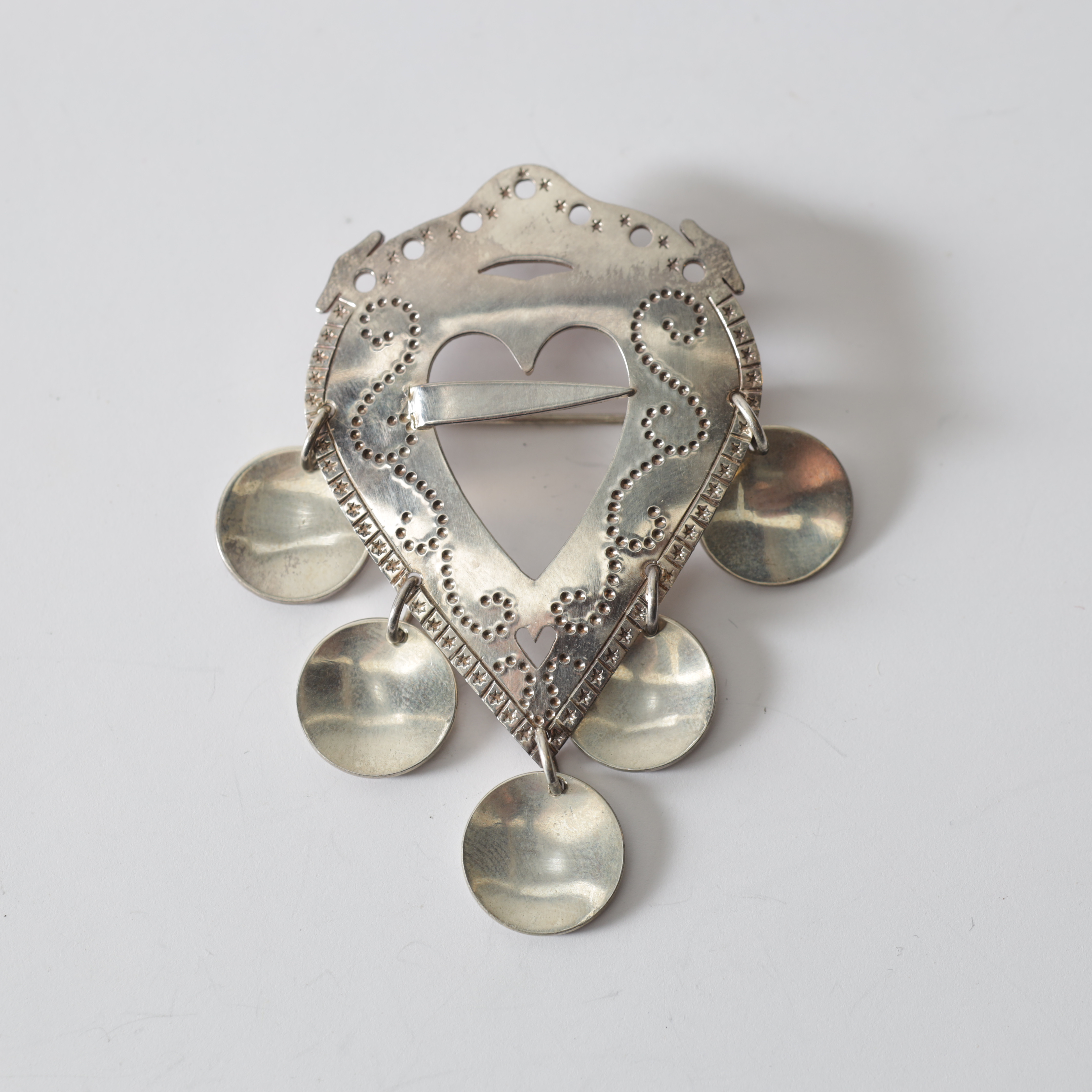 HANS PRYBIL. hjärtsölja till folkdräkt, sterlingsilver, för Vingåker, Vingåkers Guldsmedja, Tomelilla, 1983. Totalvikt ca 17,2 gram.