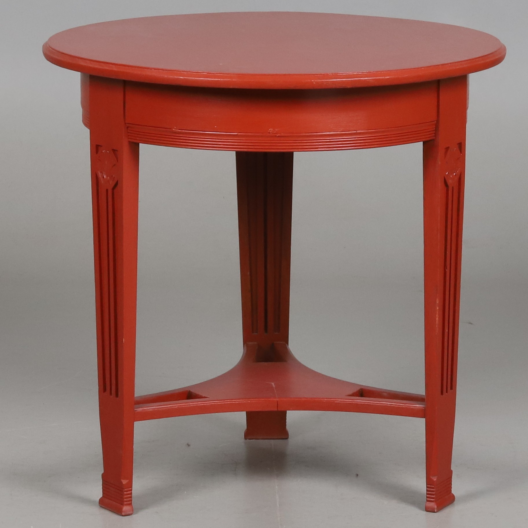 SIDOBORD. Bemålat trä, jugend, 1900-talets första kvartal.