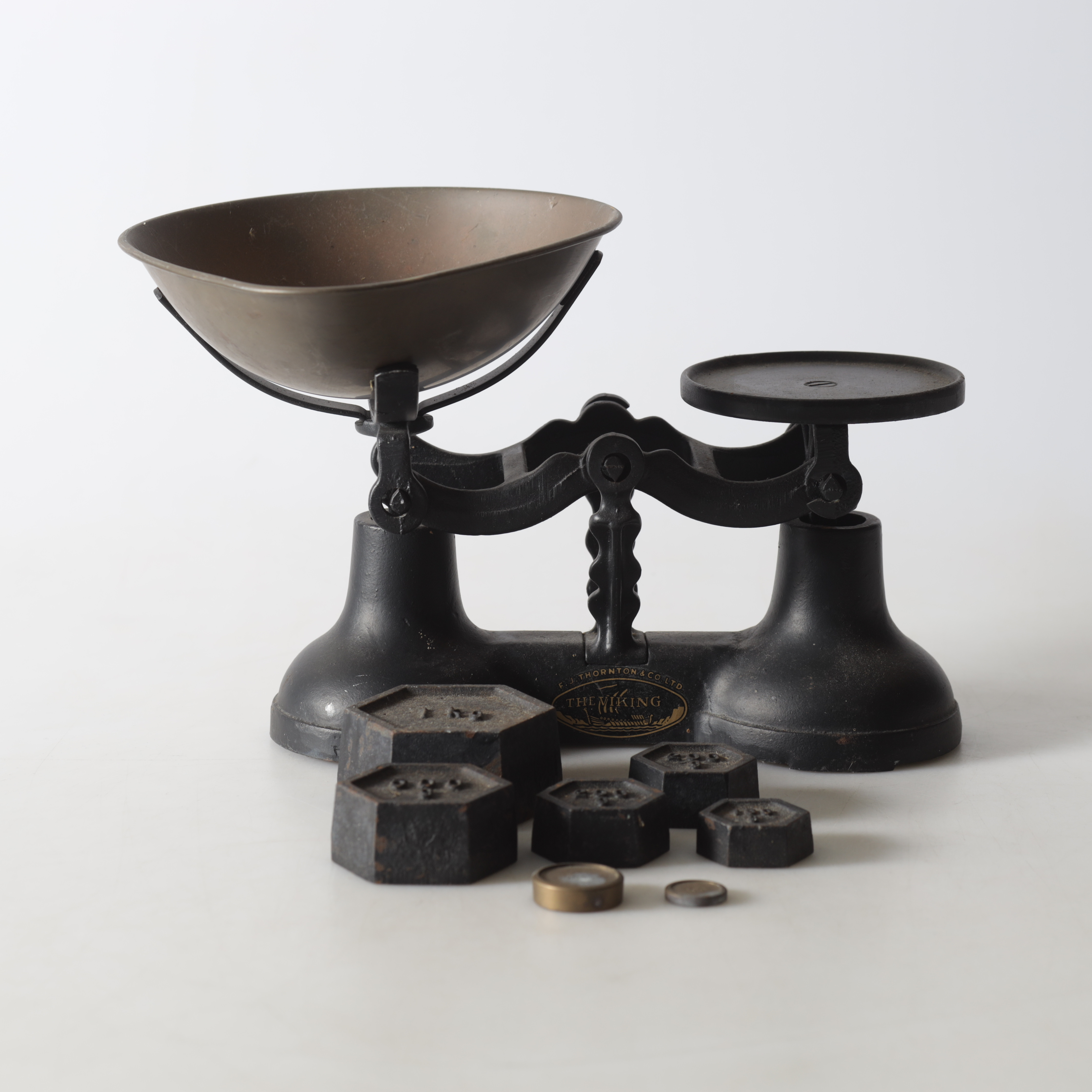 BORDSVÅG, samt vikter, "The viking", F.J Thornton & Co Ltd.