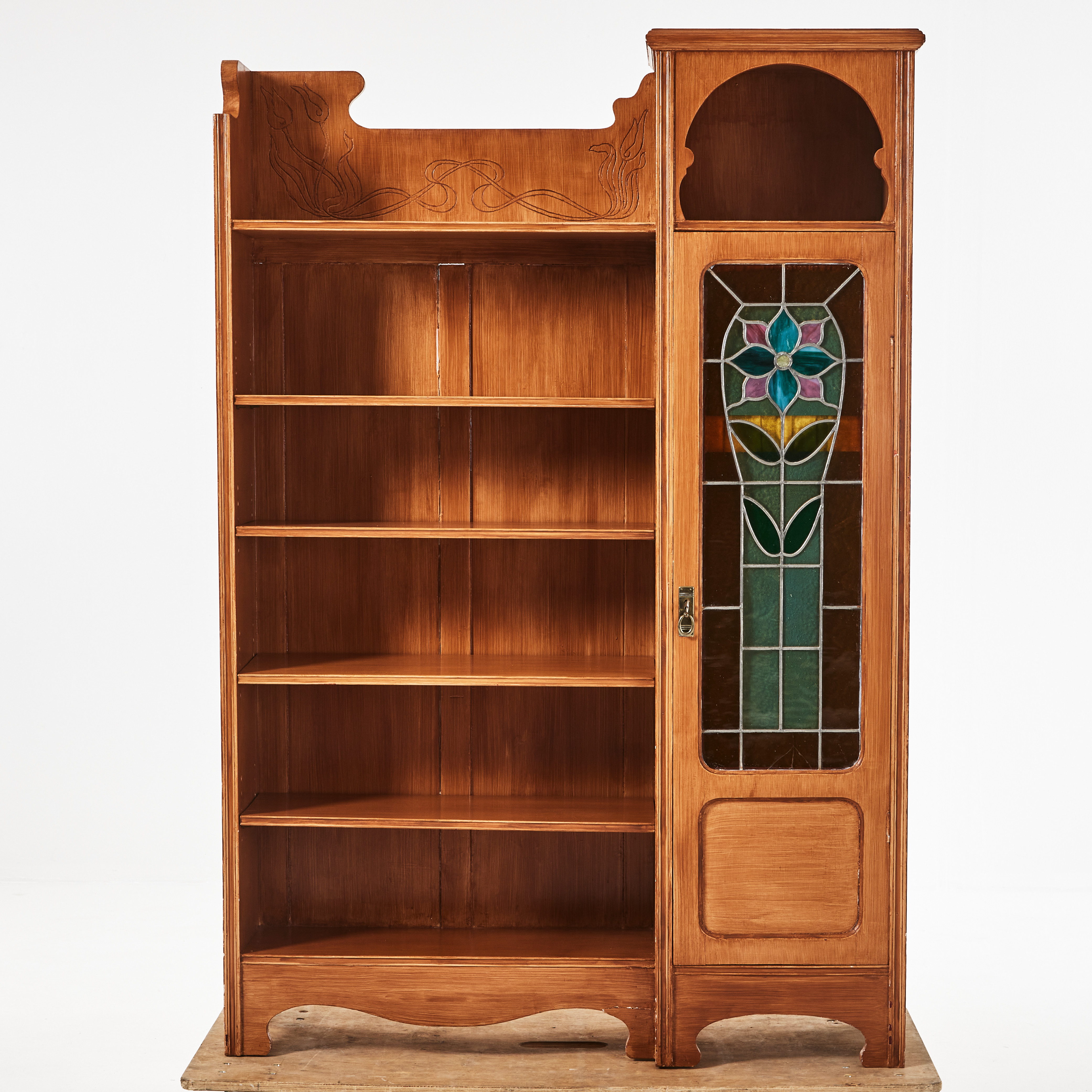 BOKHYLLA med skåpsdel, jugend, bemålat, 1900-talets början.