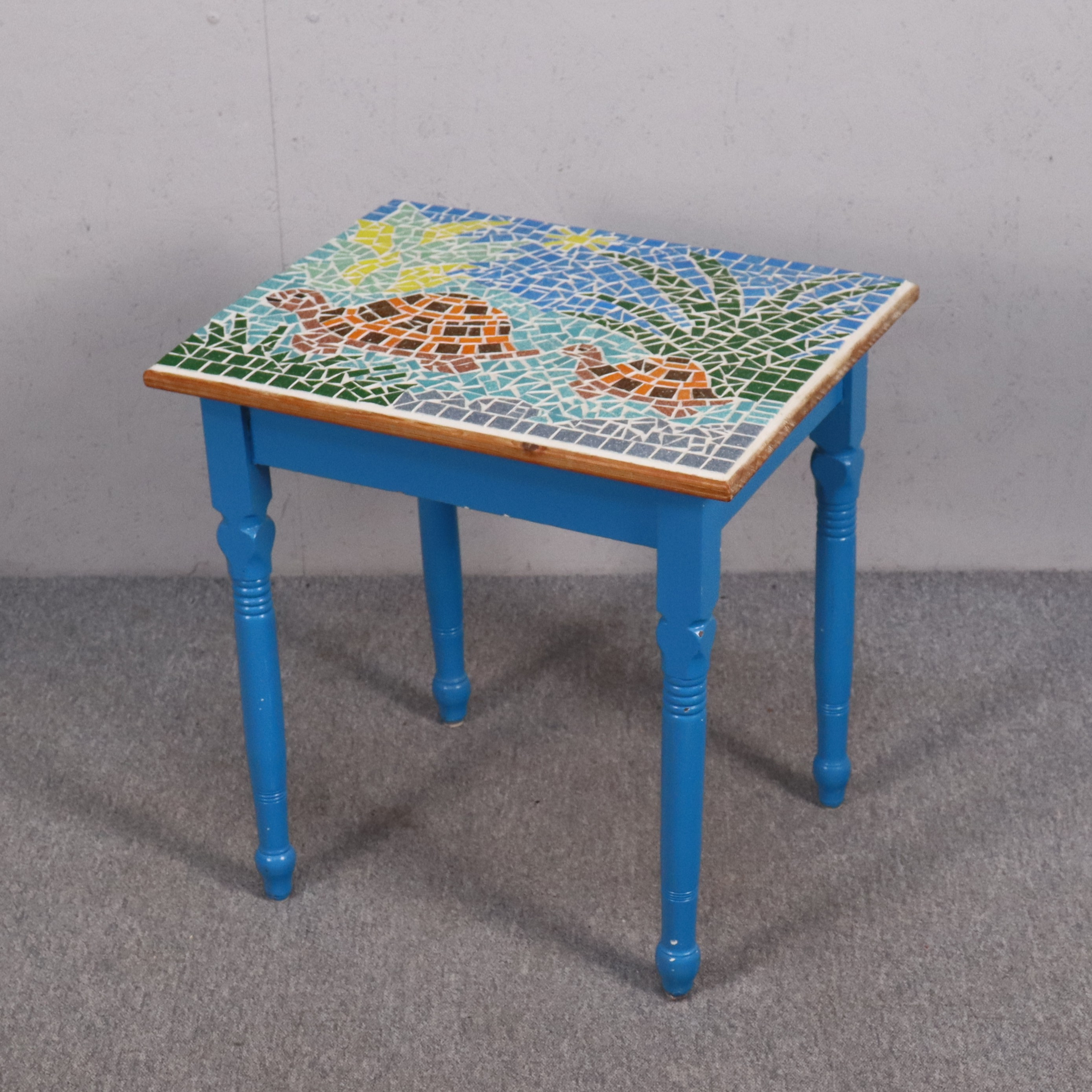 SIDOBORD med mosaikdekor av sköldpaddor.