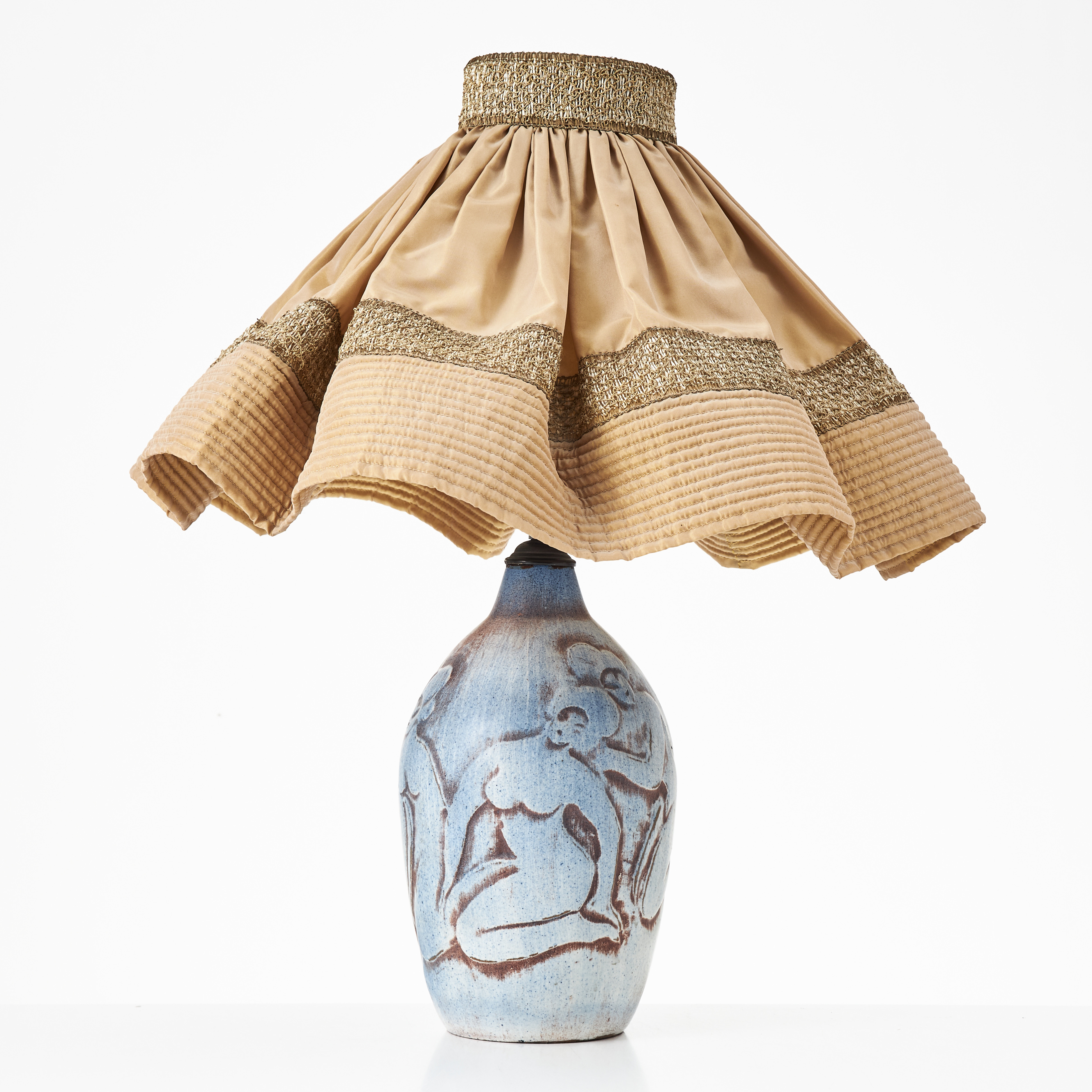 BORDSLAMPA, lergods, signerad Mathè, Knabstrup lervarefabrik, dekor av kvinnor i relief.