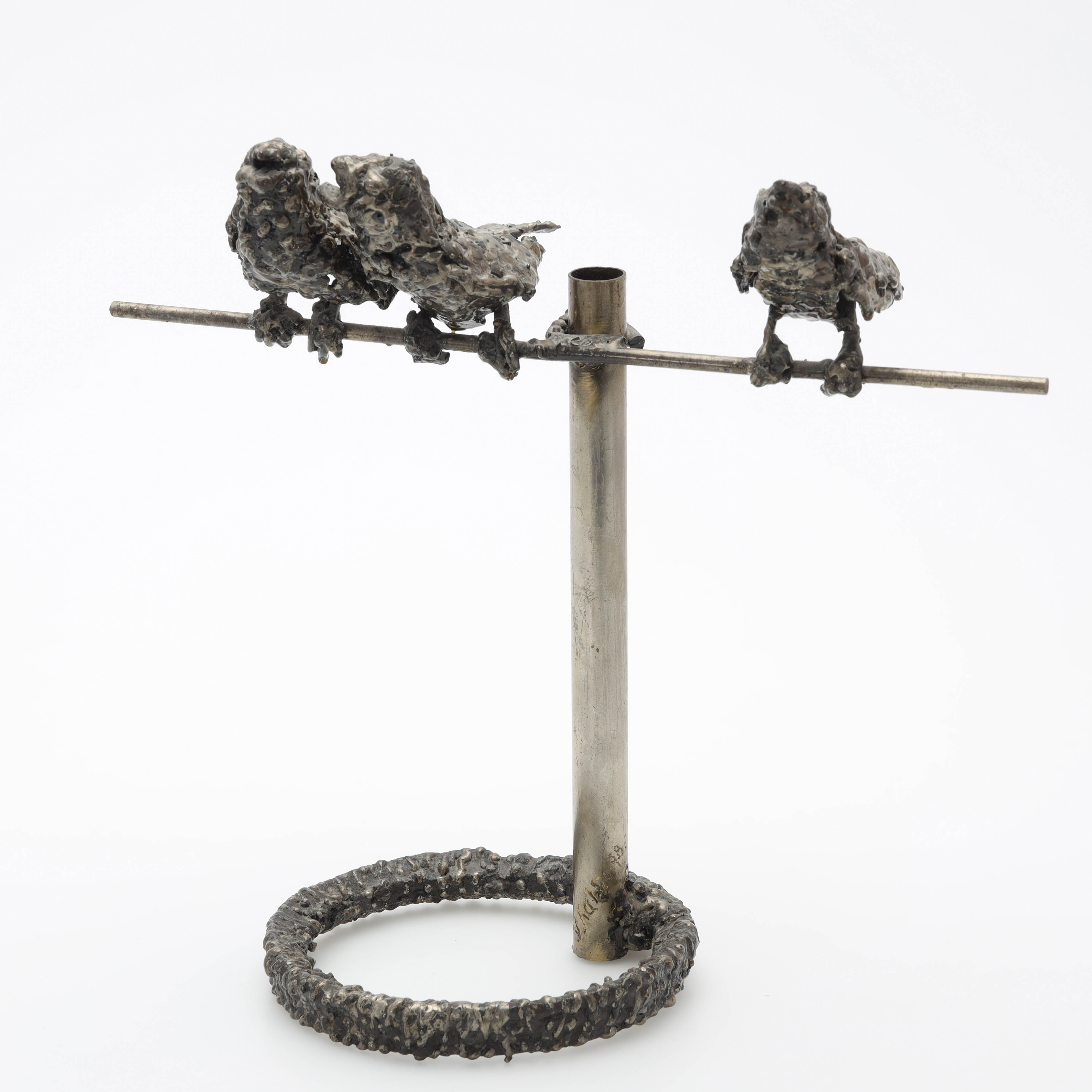 SKULPTUR, metall, fåglar på pinne, signerad V.Kallio, daterad 1978.