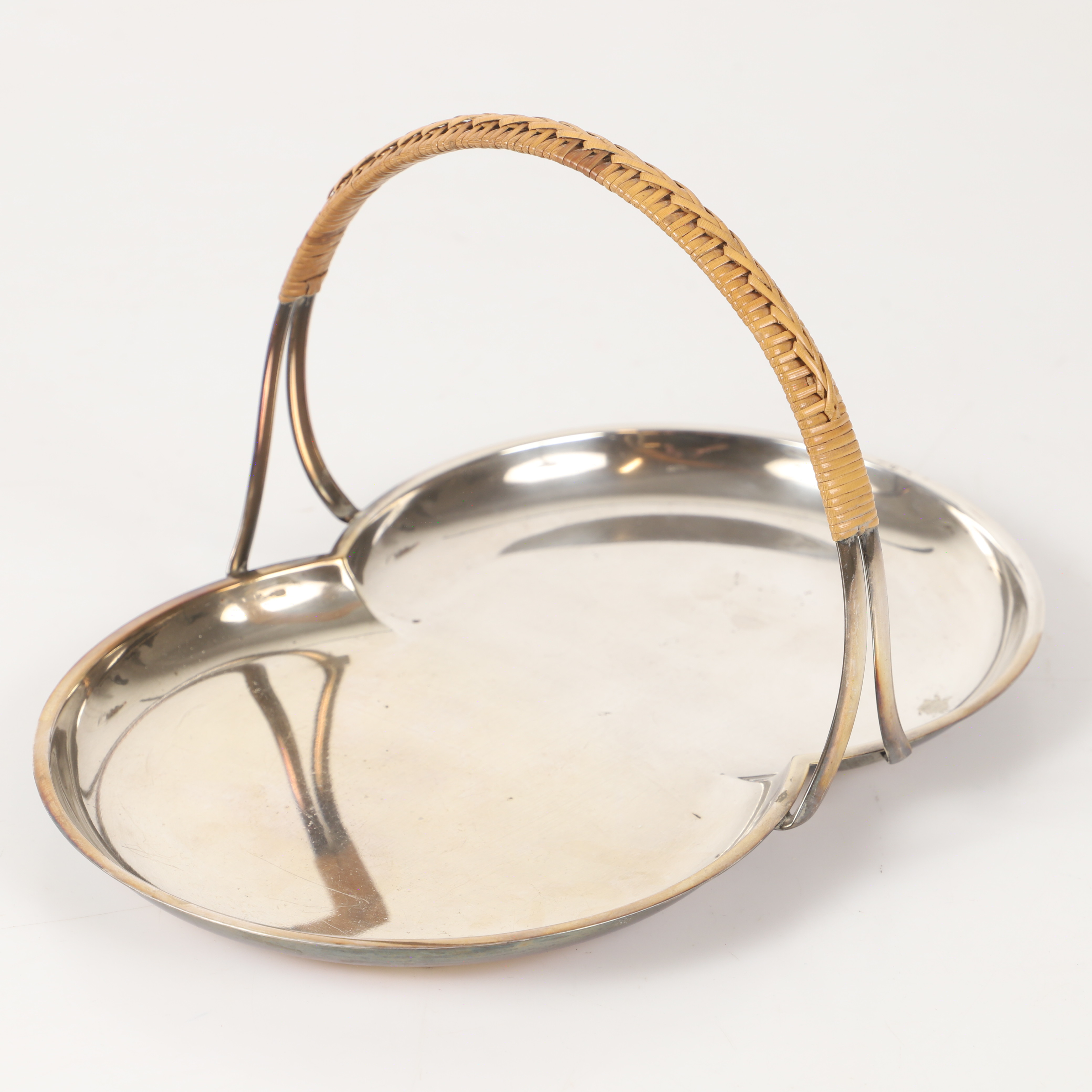 SYLVIA STAVE. Bricka, nysilver med rottinghandtag, C. G. Hallberg, 1930-tal.