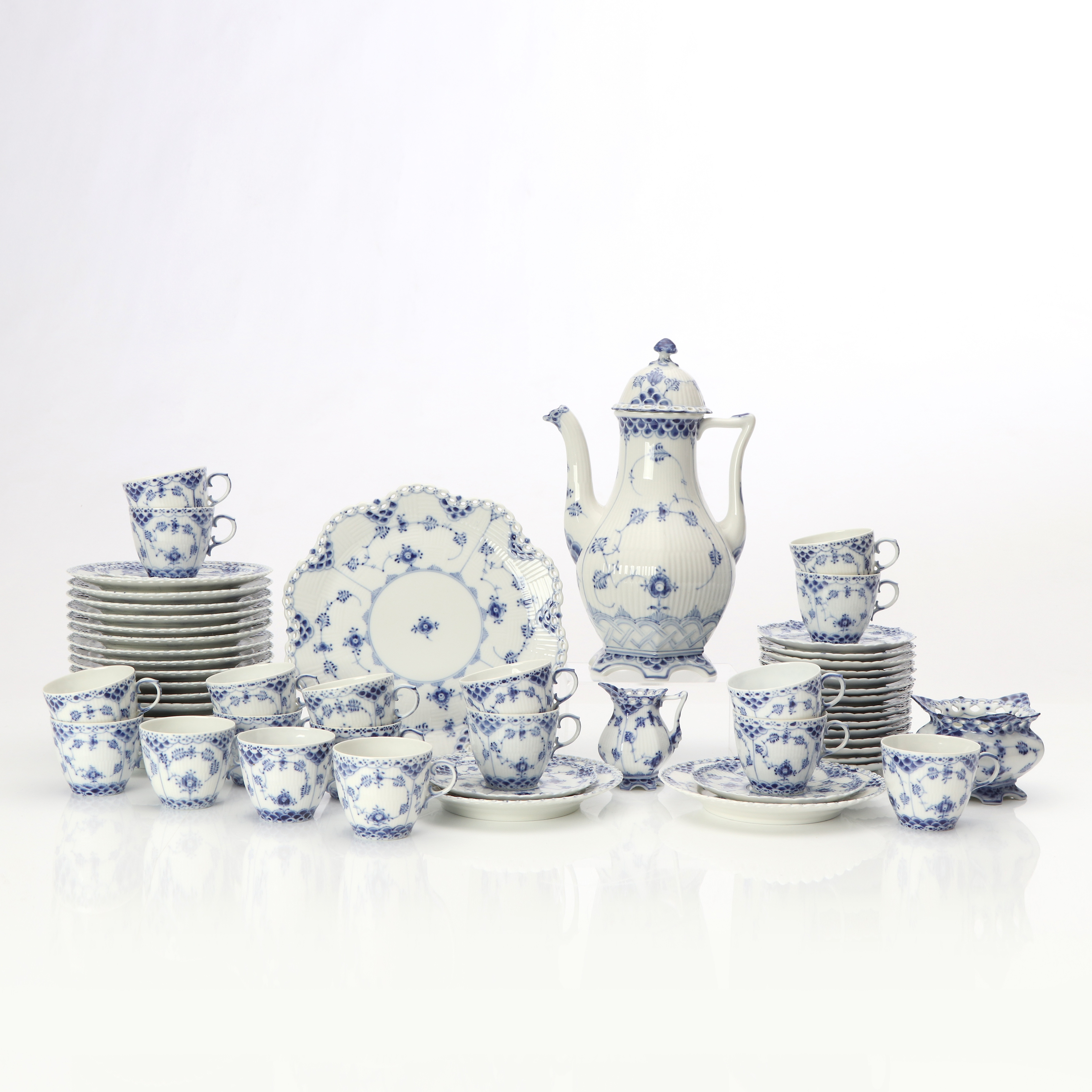 MUSSELMALET, KAFFESERVIS, 40 DELAR. Porslin. Royal Copenhagen, helblond.