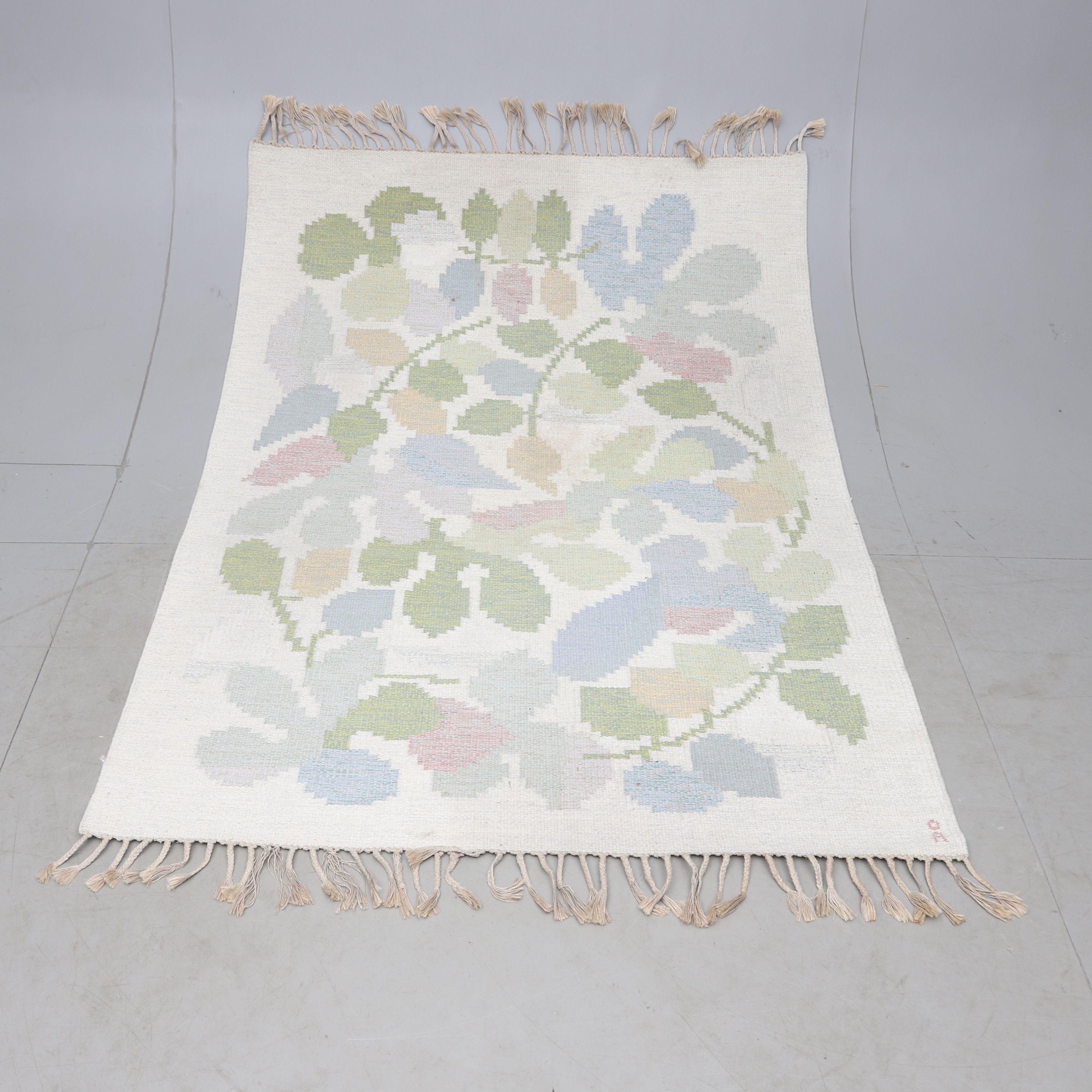 ANNA JOHANNA ÅNGSTRÖM. Matta, rölakan, ull, blommor mot ljus botten, monogramsignerad, ca 167x233 cm.
