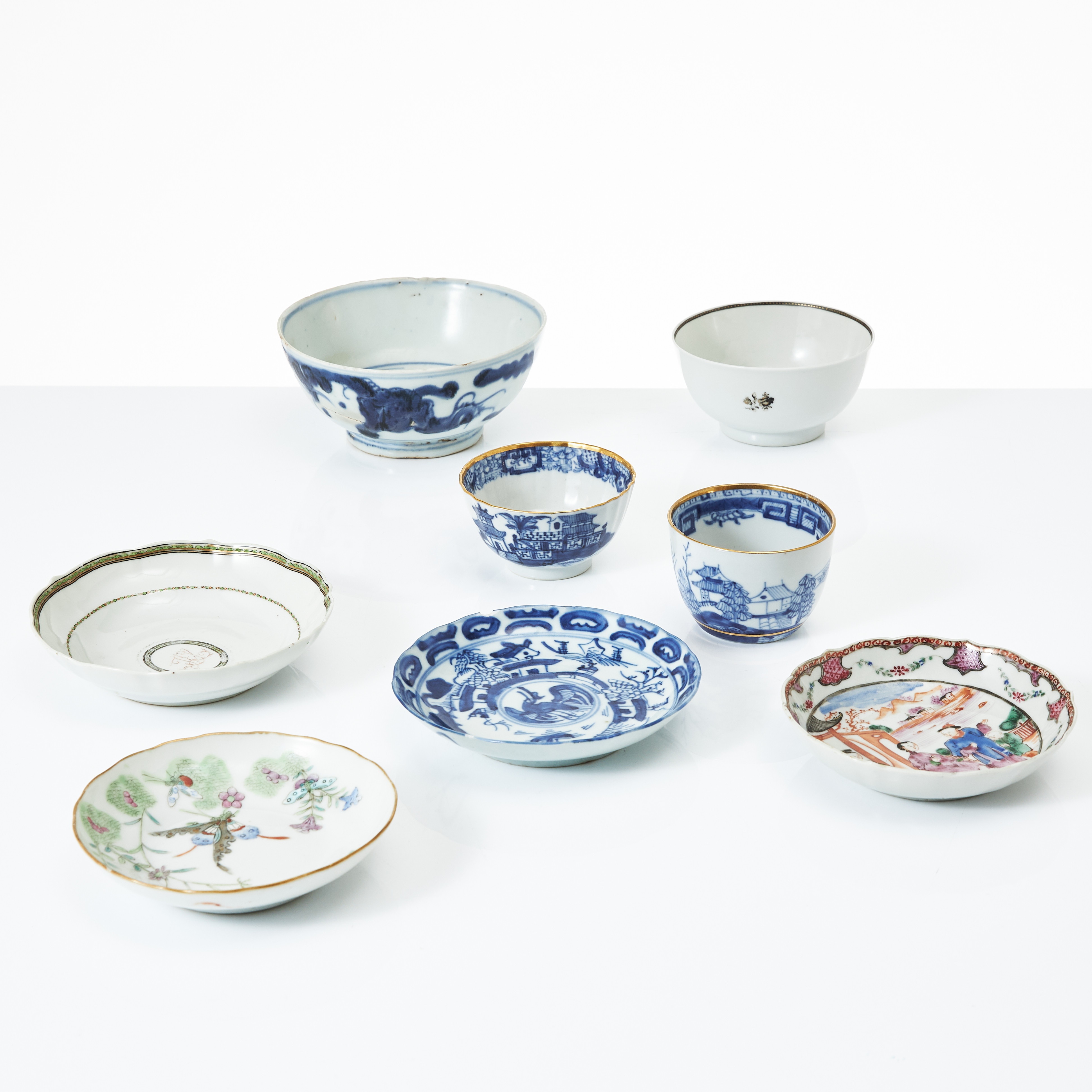 SKÅLAR, ASSIETTER, 8 delar, porslin, Kina, 17- och 1800-tal, varierande dekor i underglasyrblått samt famille rosefärger.