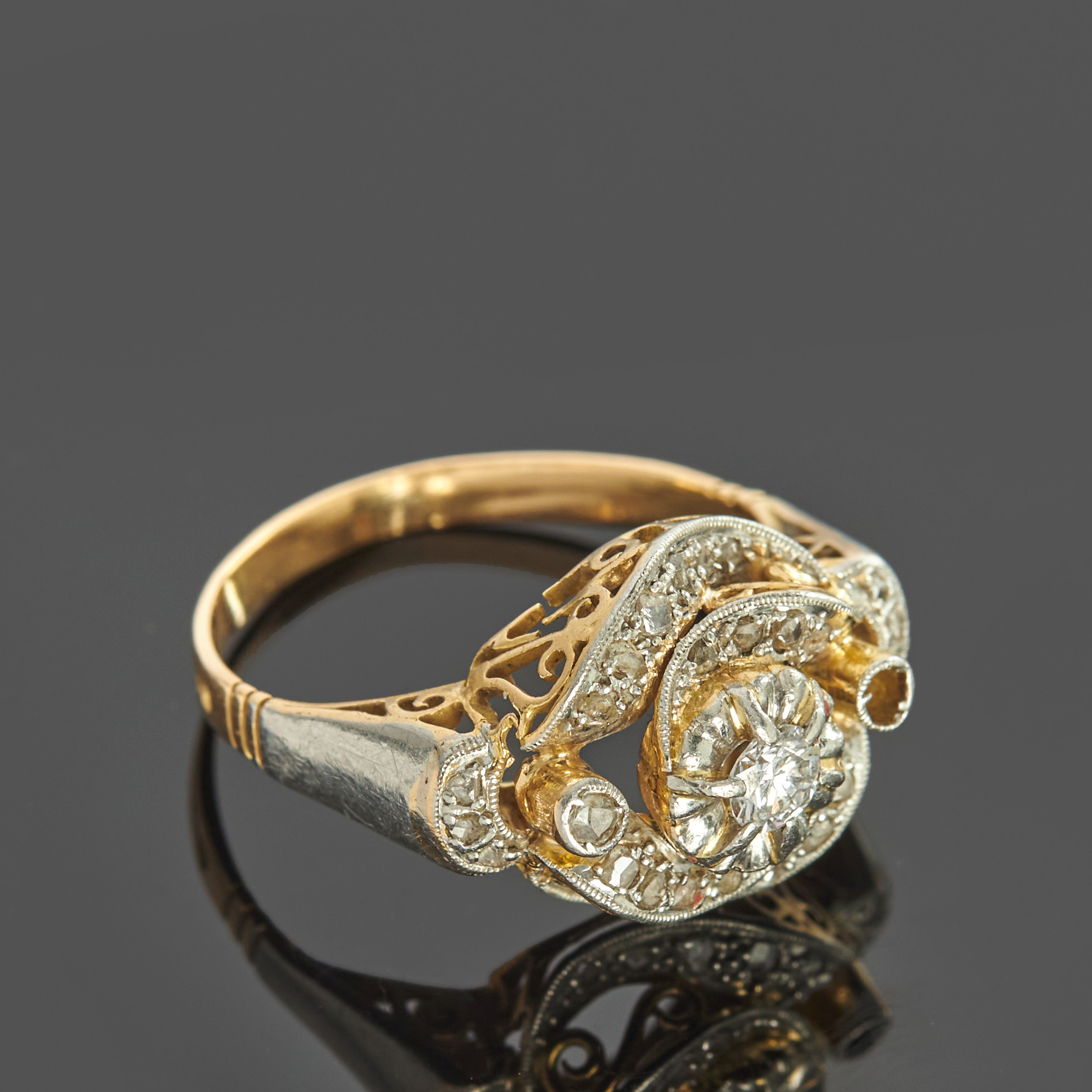 RING, 18k guld, genombruten dekor med 27 st rosenslipade diamanter samt en centrerad briljantslipad diamant ca 0.20ct.
