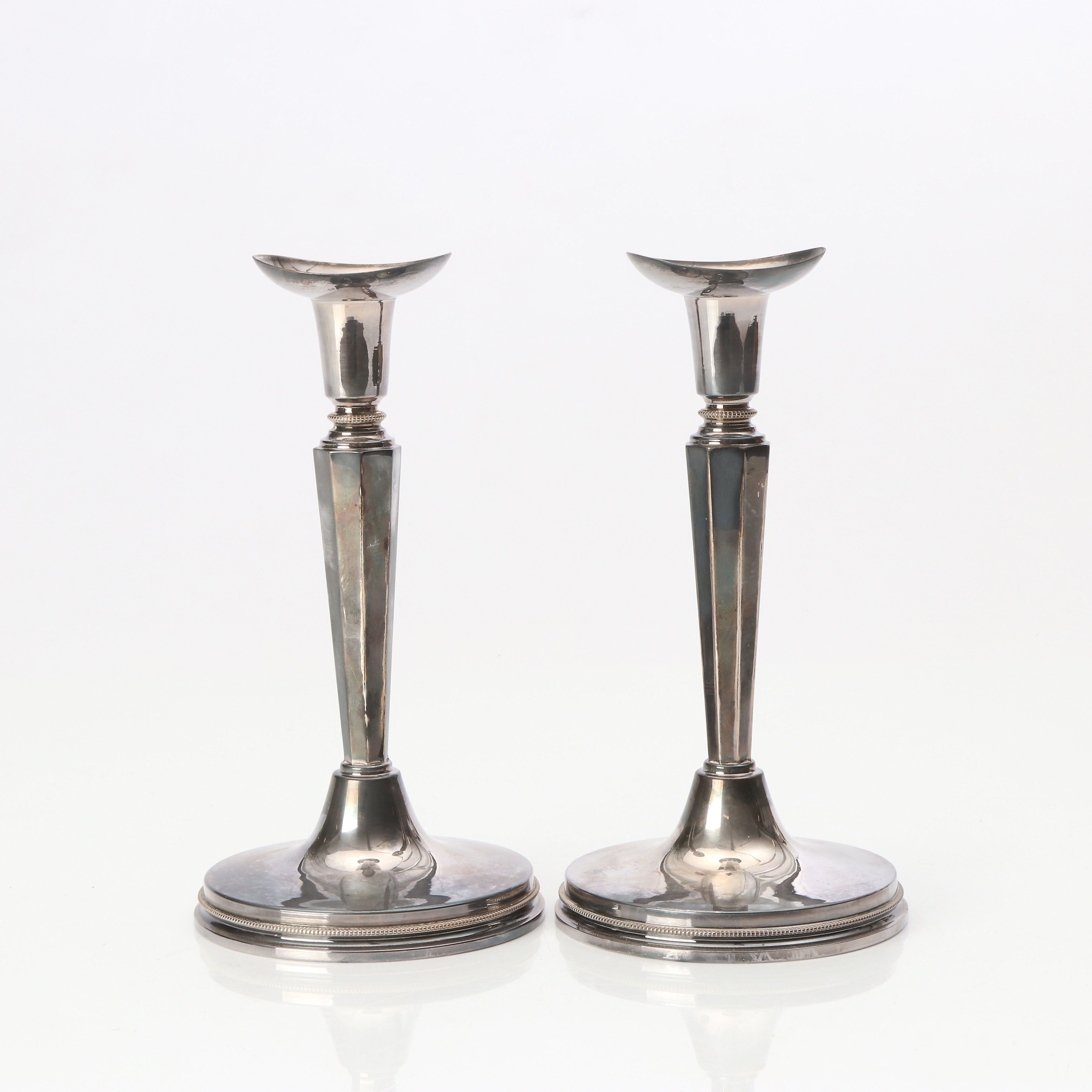 MGAB, LJUSSTAKAR, ETT PAR. Silver med fyllda fötter. Uppsala, 1961.