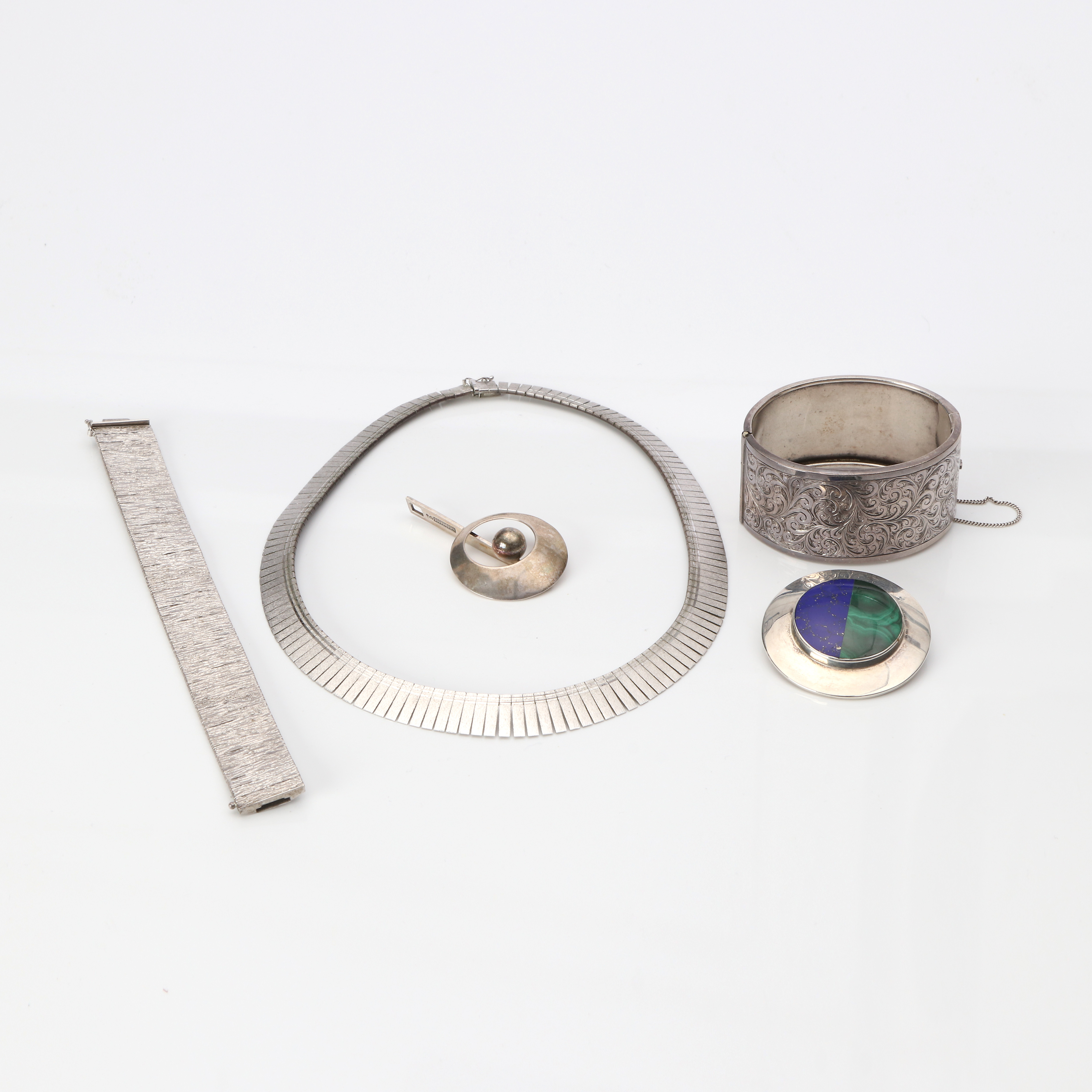 SMYCKEN, FEM ST. Silver med malakit och lapis lazuli, totalvikt ca gram.