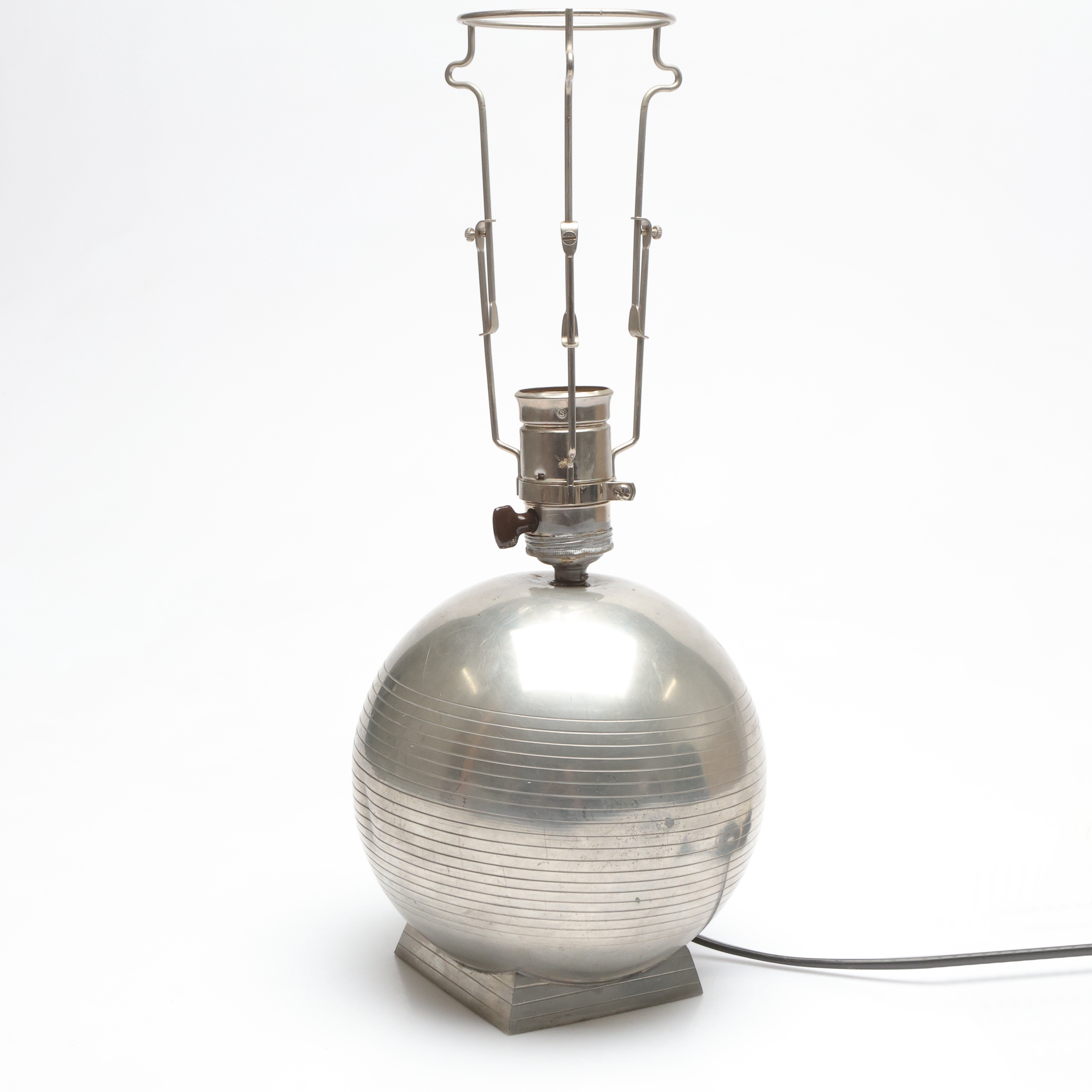 BORDSLAMPA, tenn, GAB, 1930-tal, klotformad, dekor av ränder, kvadratisk fot.