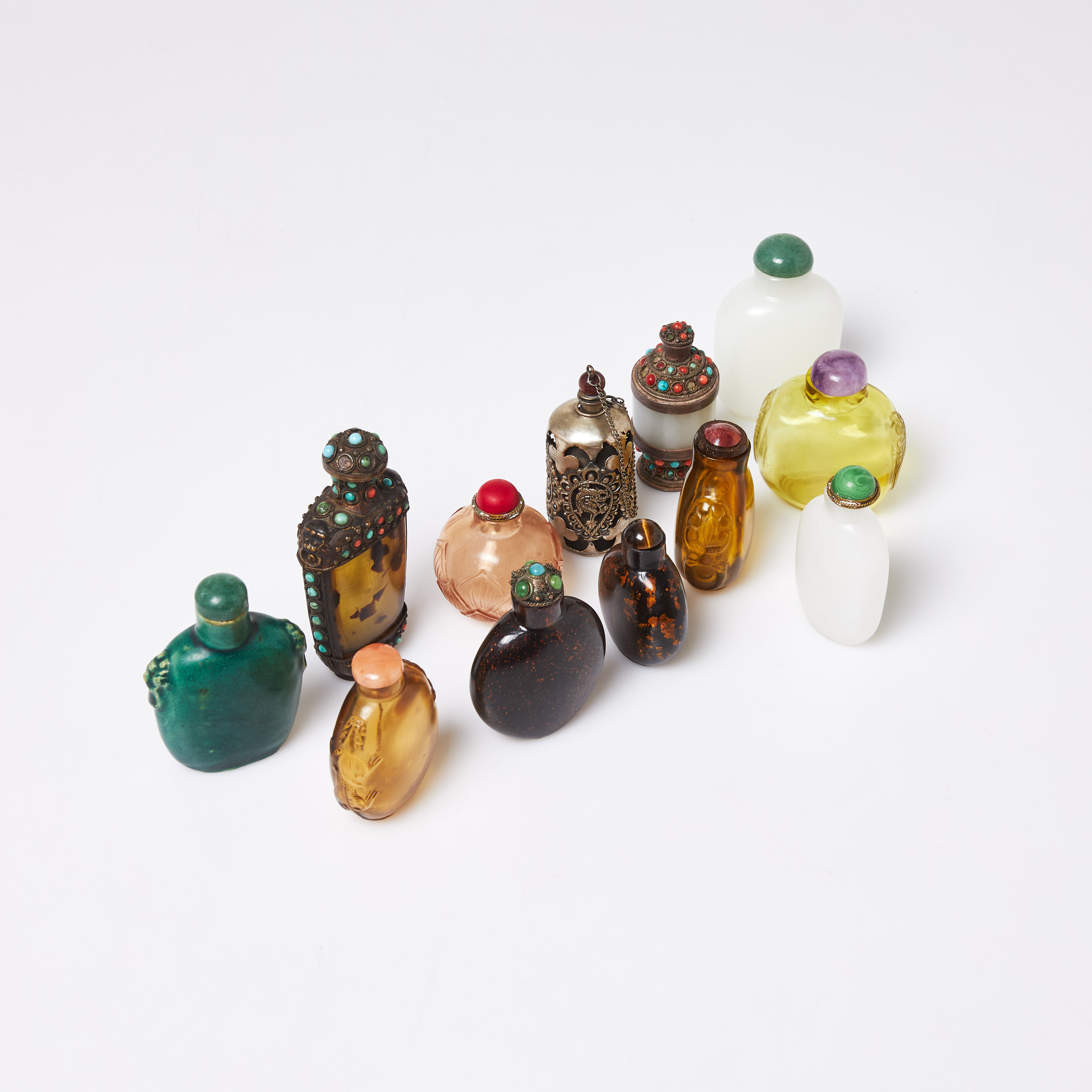 SNUSFLASKOR, 12 st, Kina, bl a i sköldpadd, jade och glas, lock i bl a ametist, agat och jaspis.