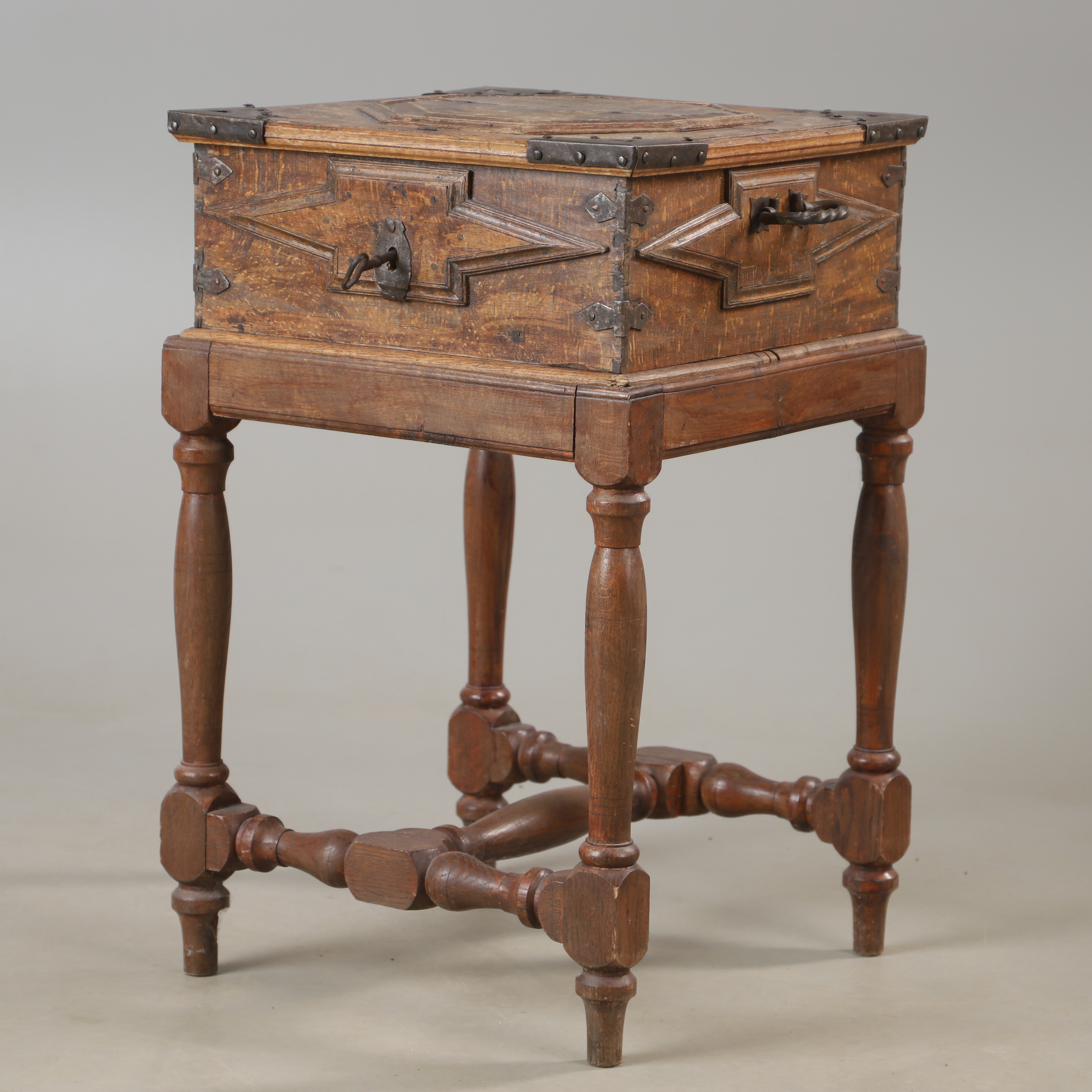 KISTA PÅ BENSTÄLLNING, ek med smidesbeslag, 1800-tal.