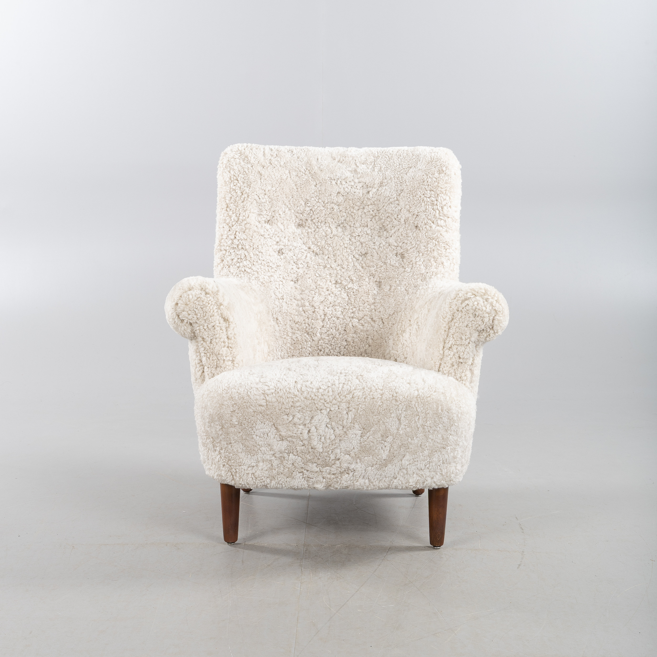 CARL MALMSTEN. Fåtölj "Hemmakväll", klädd i fårskinnspäls Moonlight.