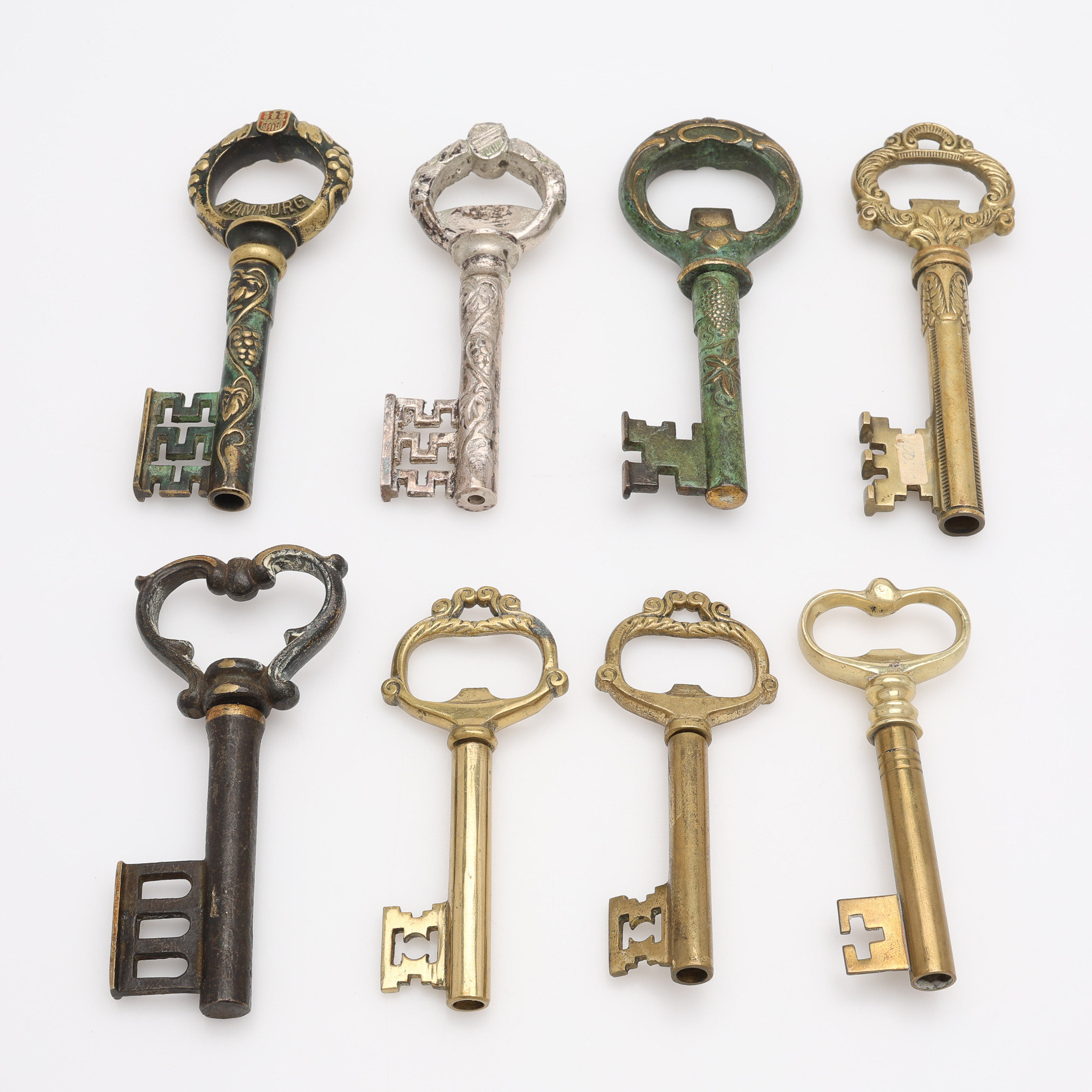 KORKSKRUVAR I FORM AV NYCKLAR, 8 ST, mässing och stål, 1950/60-tal.