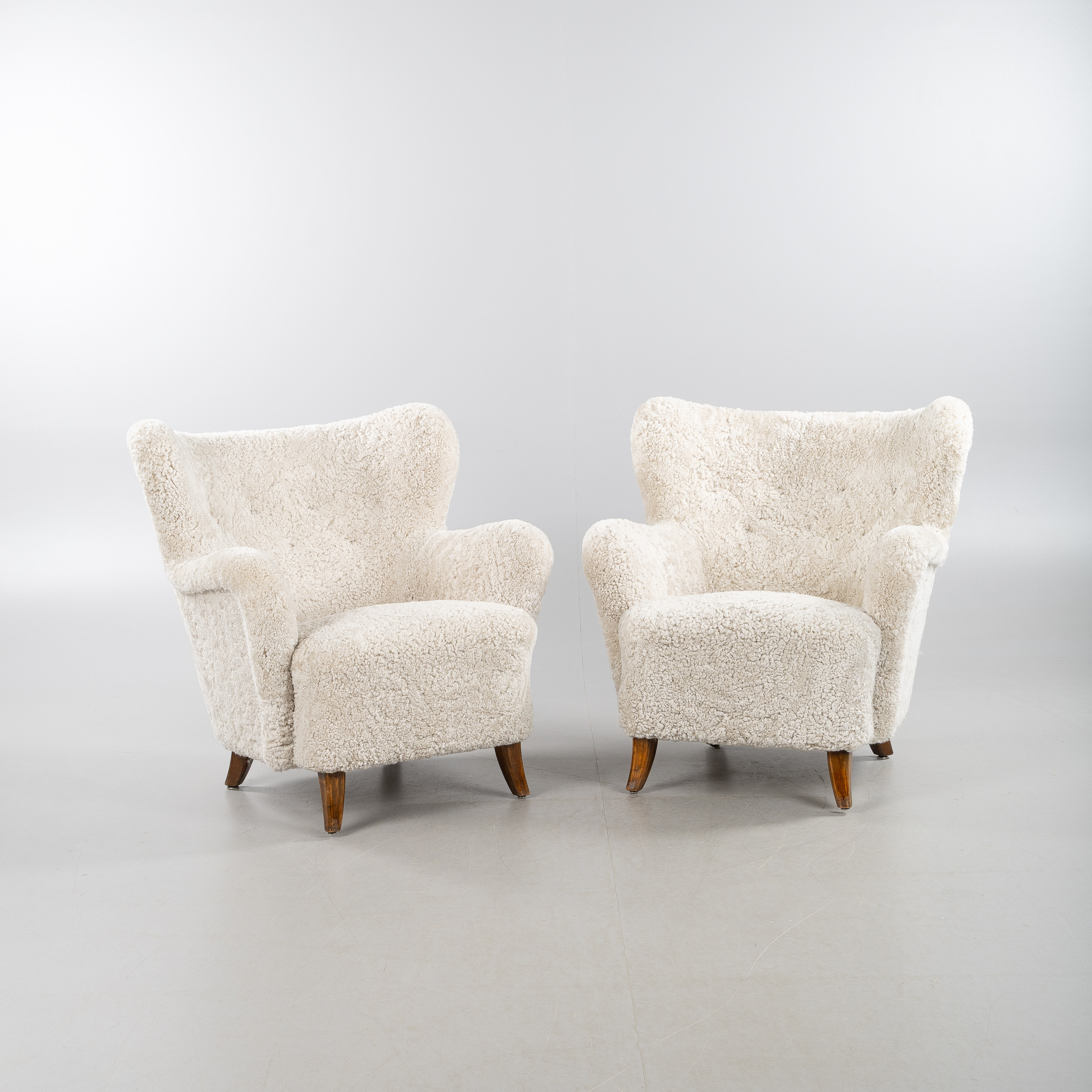 ILMARI LAPPALAINEN. Fåtöljer, ett par, "Laila", Asko, Finland 1940/50-tal, klädda fårskinnspäls Moonlight.