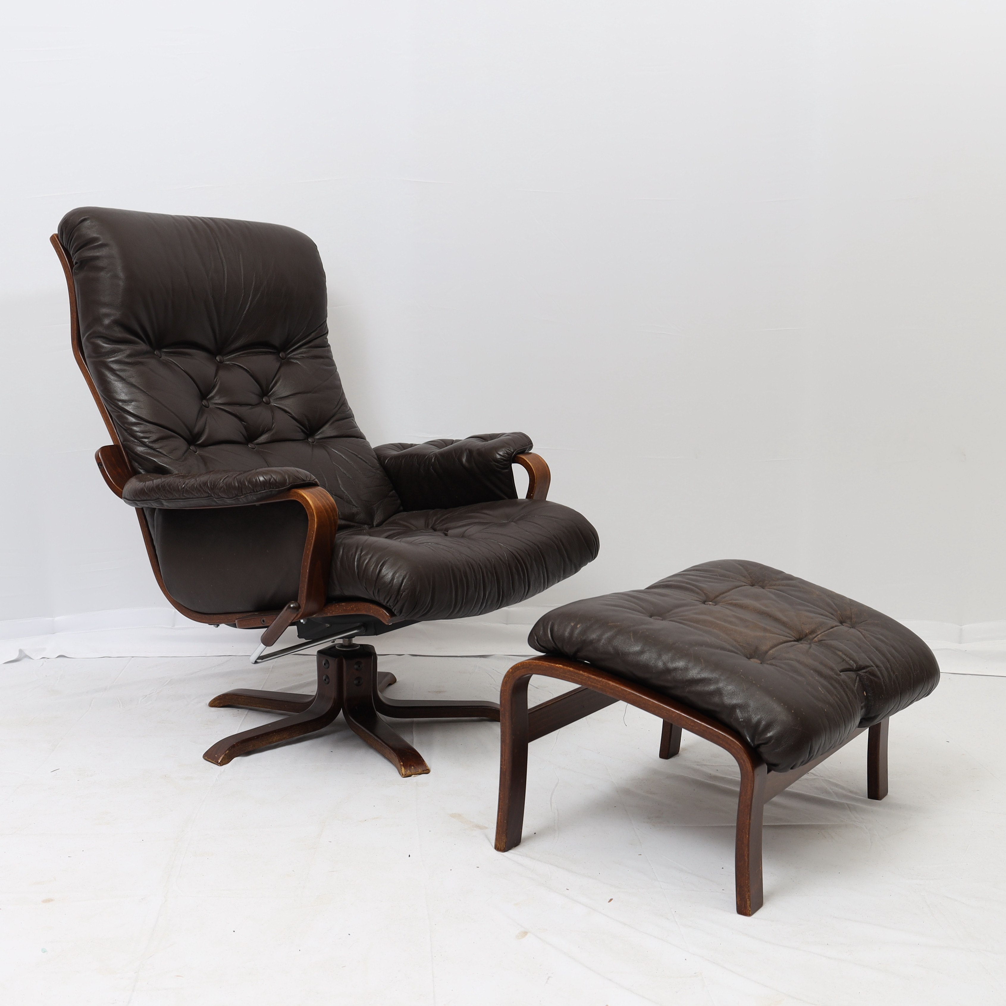 FÅTÖLJ MED FOTPALL, 1900-talets andra hälft.