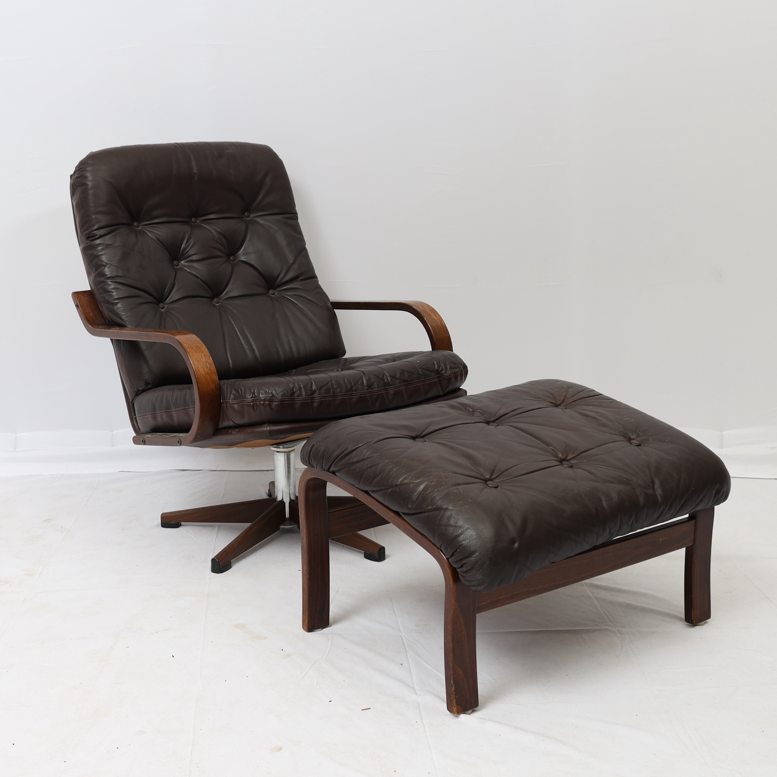 SKINNFÅTÖLJ MED FOTPALL, 1900-talets andra hälft.