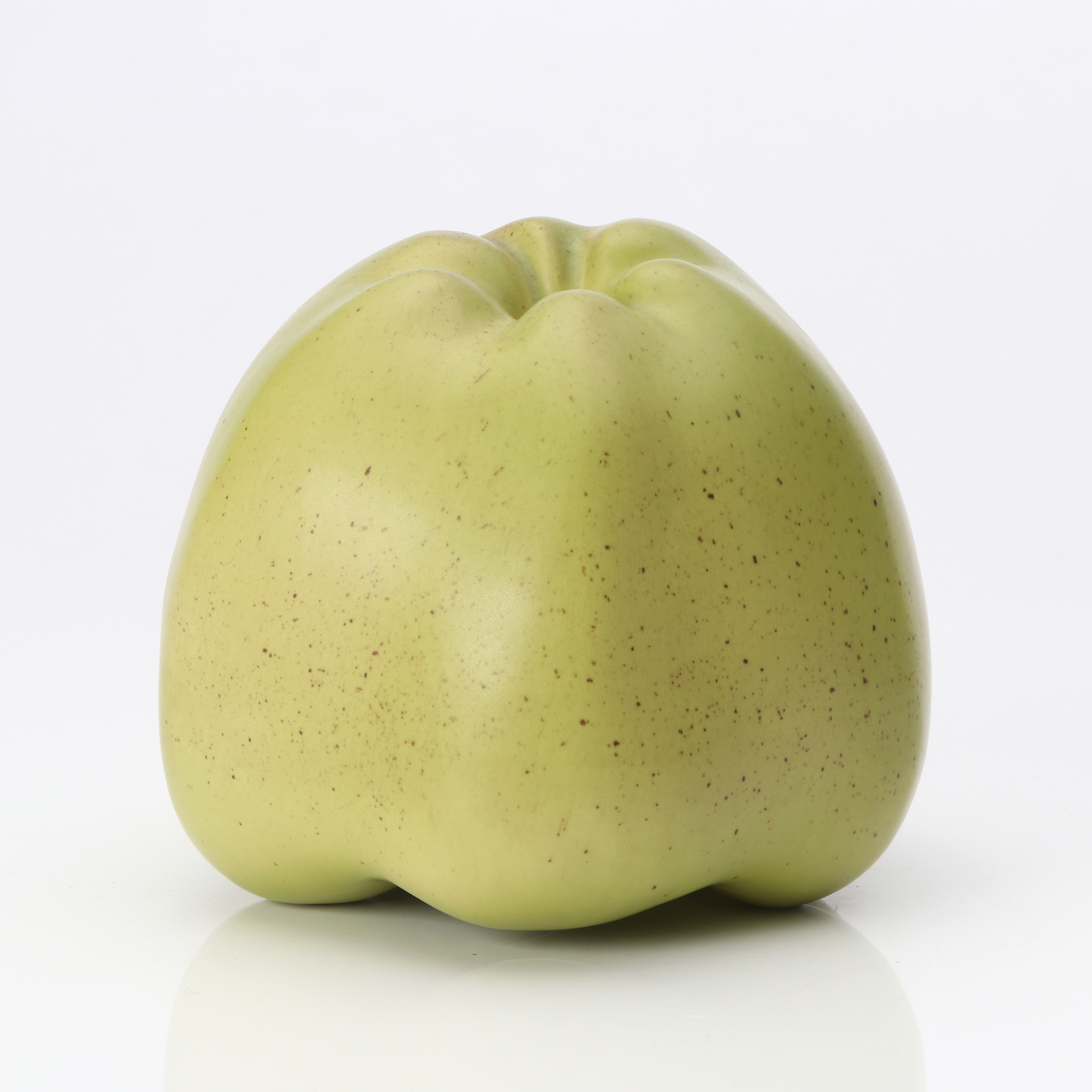 ROSE-MARIE BENGTSSON. KERAMIKSKULPTUR. Glaserad keramik. Äpple. Signerad undertill.