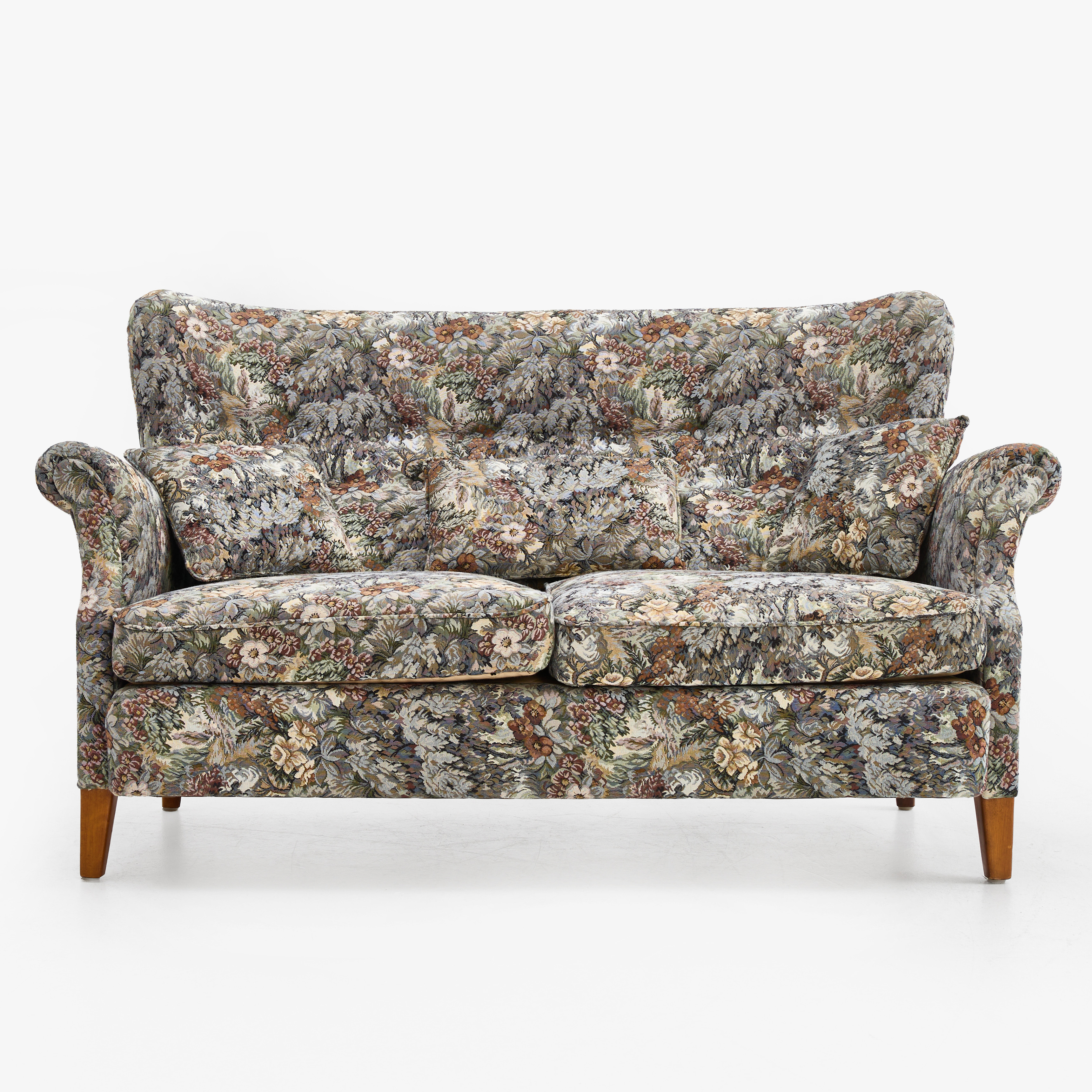 SOFFA, 2-sits, 1900-talets mitt. Klädd i mönstrat "gobelängtyg" med djuphäftad rygg, lösa sittplymåer.