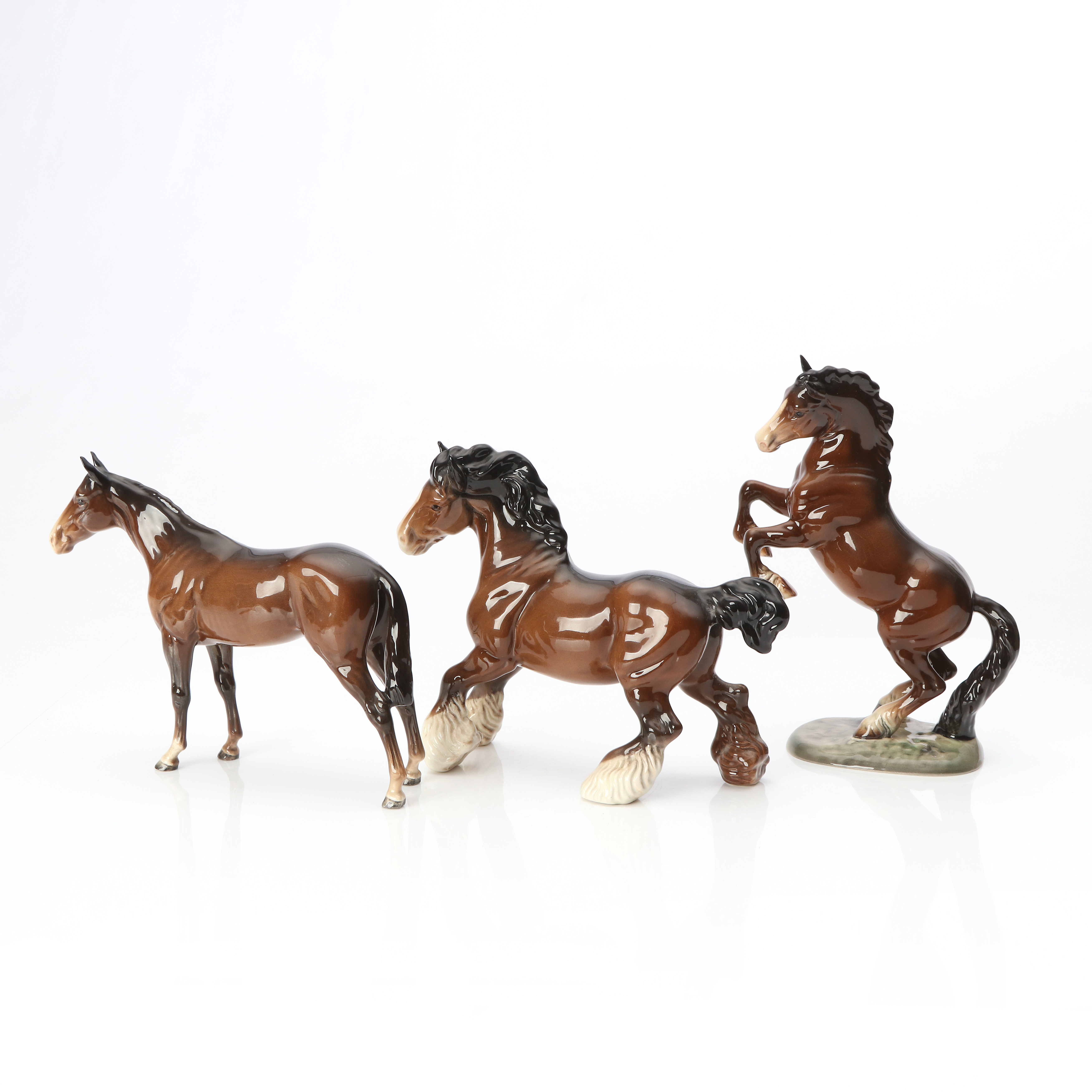 BESWICK, FIGURINER, TRE ST. Glaserad keramik. Hästar. England, 1900-tal.