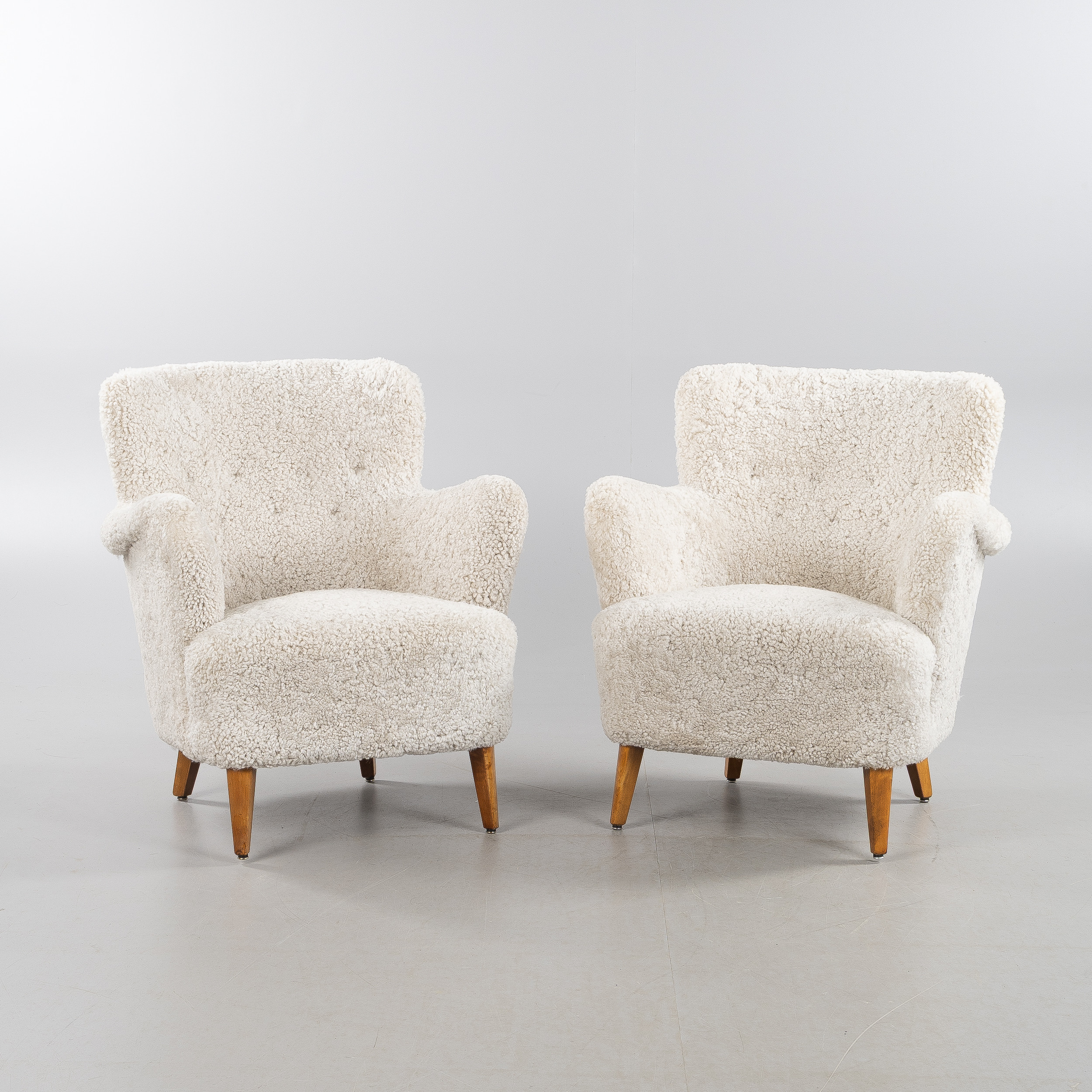 Fåtöljer, ett par, Asko, Finland 1940/50-tal, klädda fårskinnspäls Moonlight.