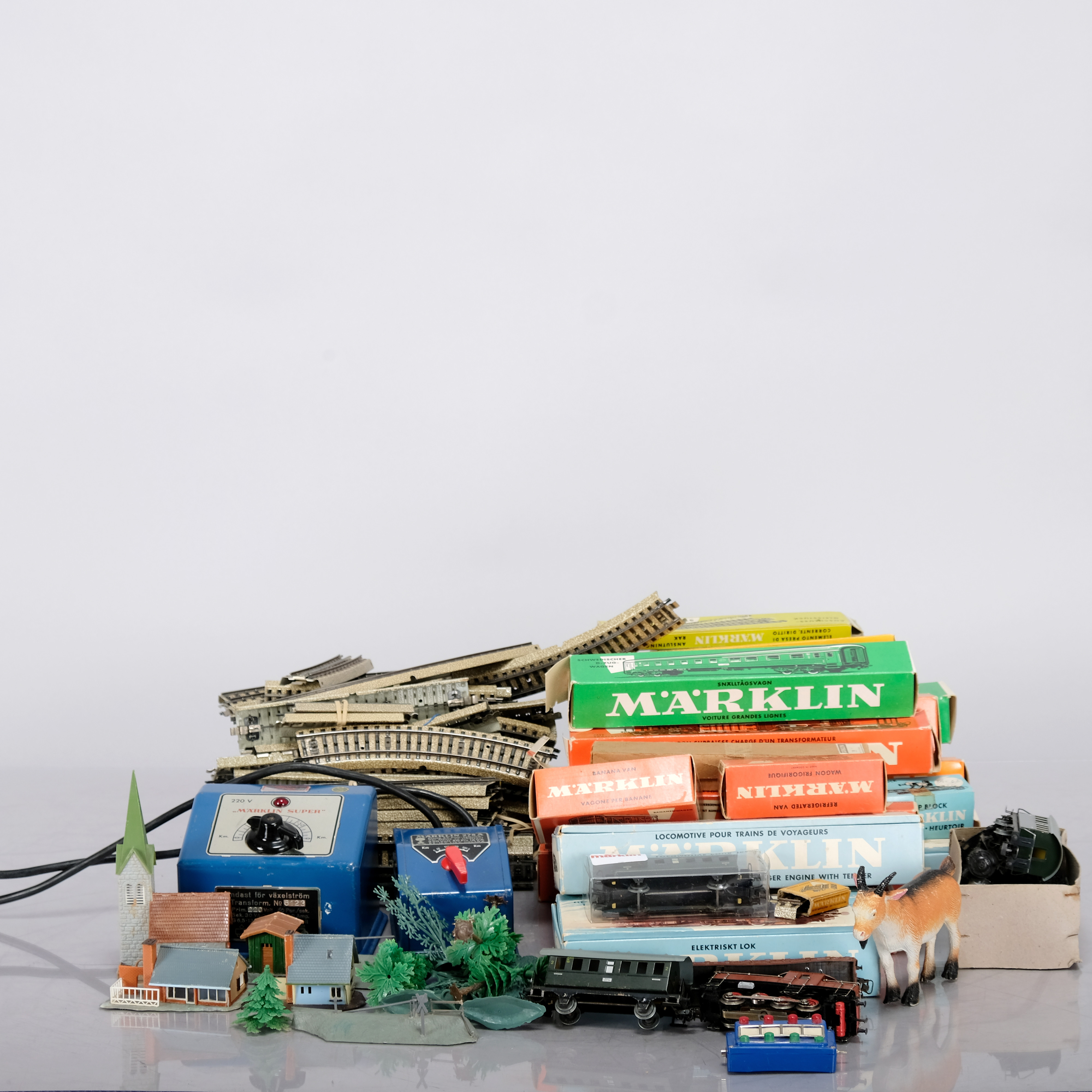 MODELLJÄRNVÄG, Märklin, – lok, vagnar, räls och landskapstillbehör.
