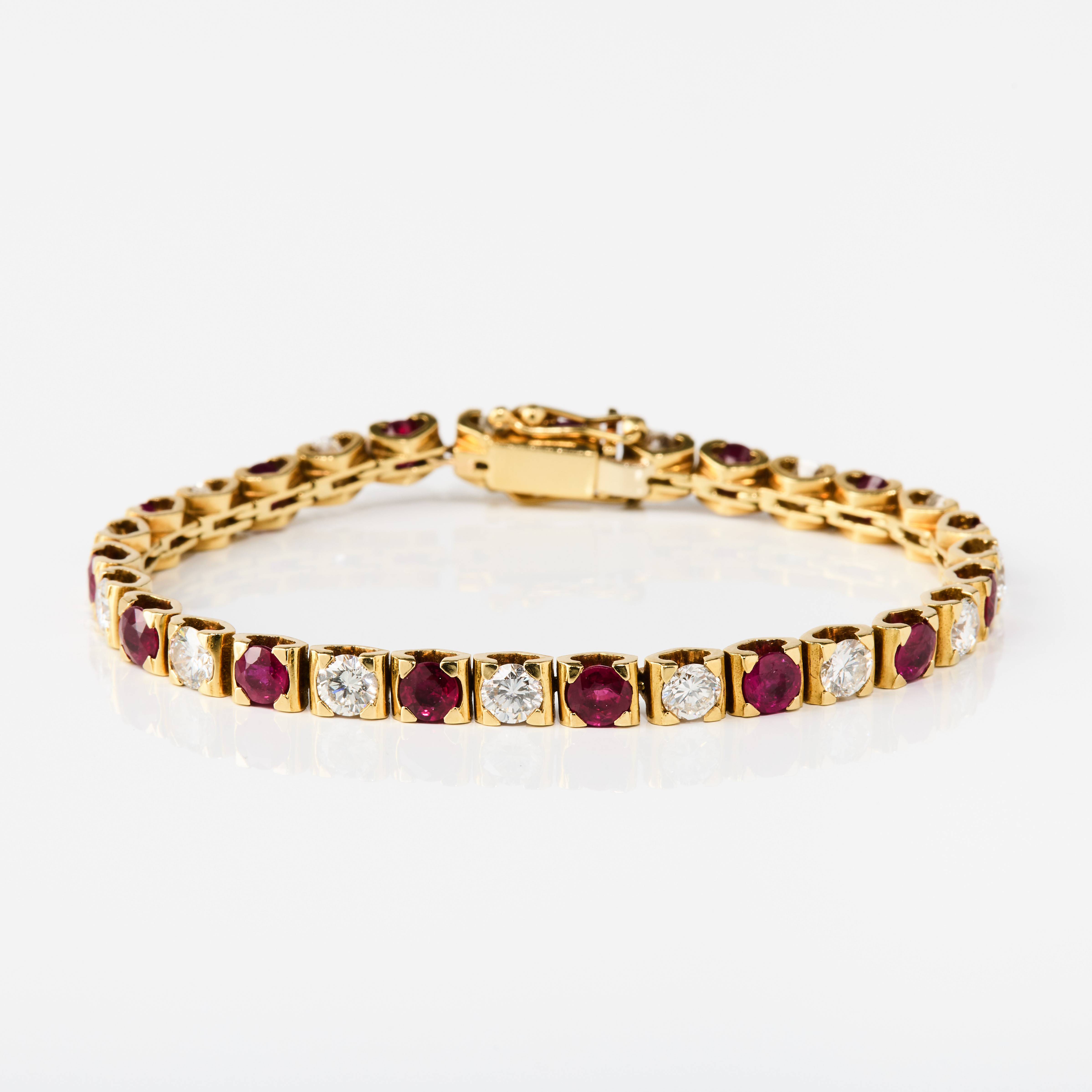 ARMBAND, 18K guld med rubiner och diamanter, 1980-tal.