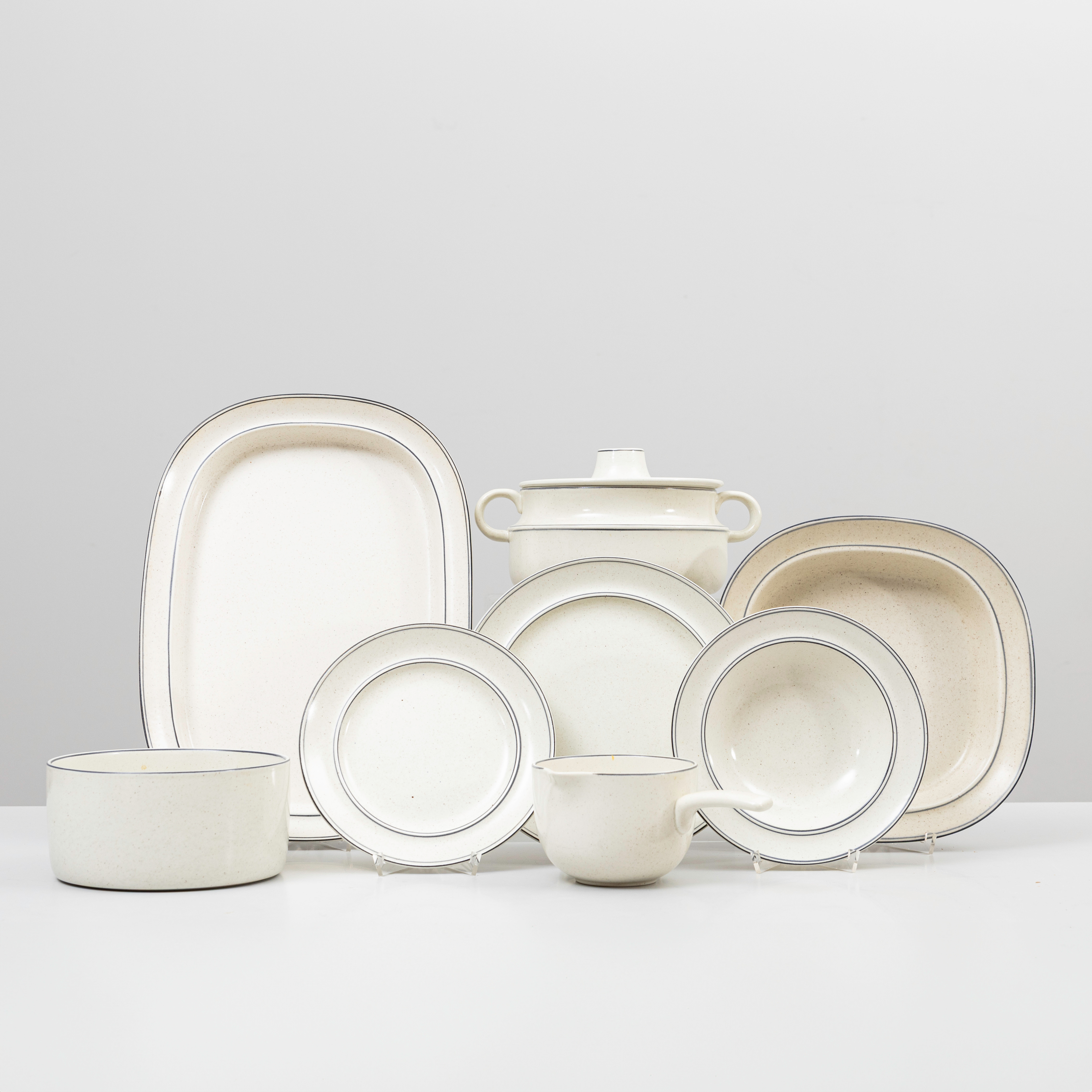 STIG LINDBERG. Matservis, ca 41 delar, "Birka", stengods, Gustavsberg.