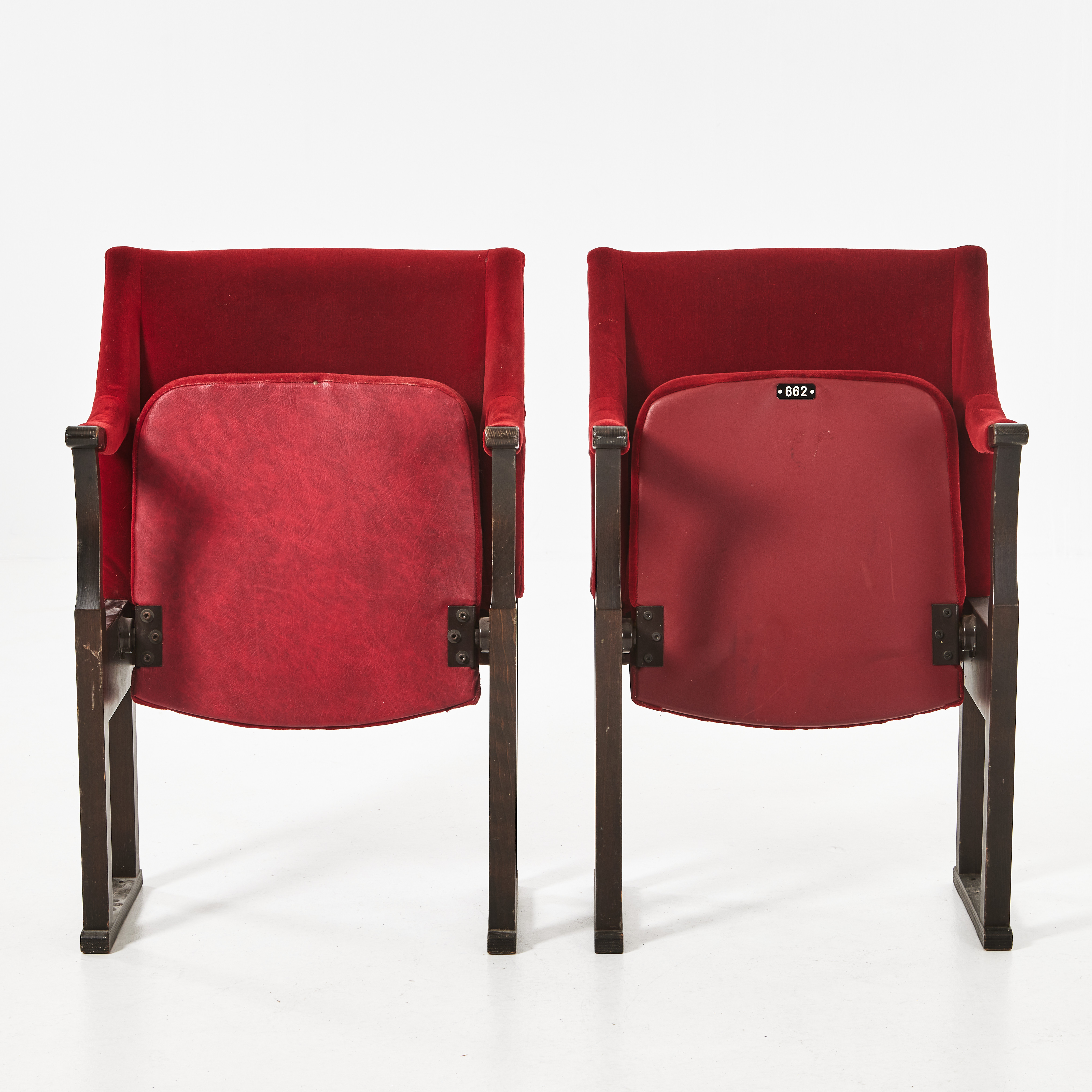 TEATERSTOLAR, 1 par, röd sammets klädsel, 1900-tal.