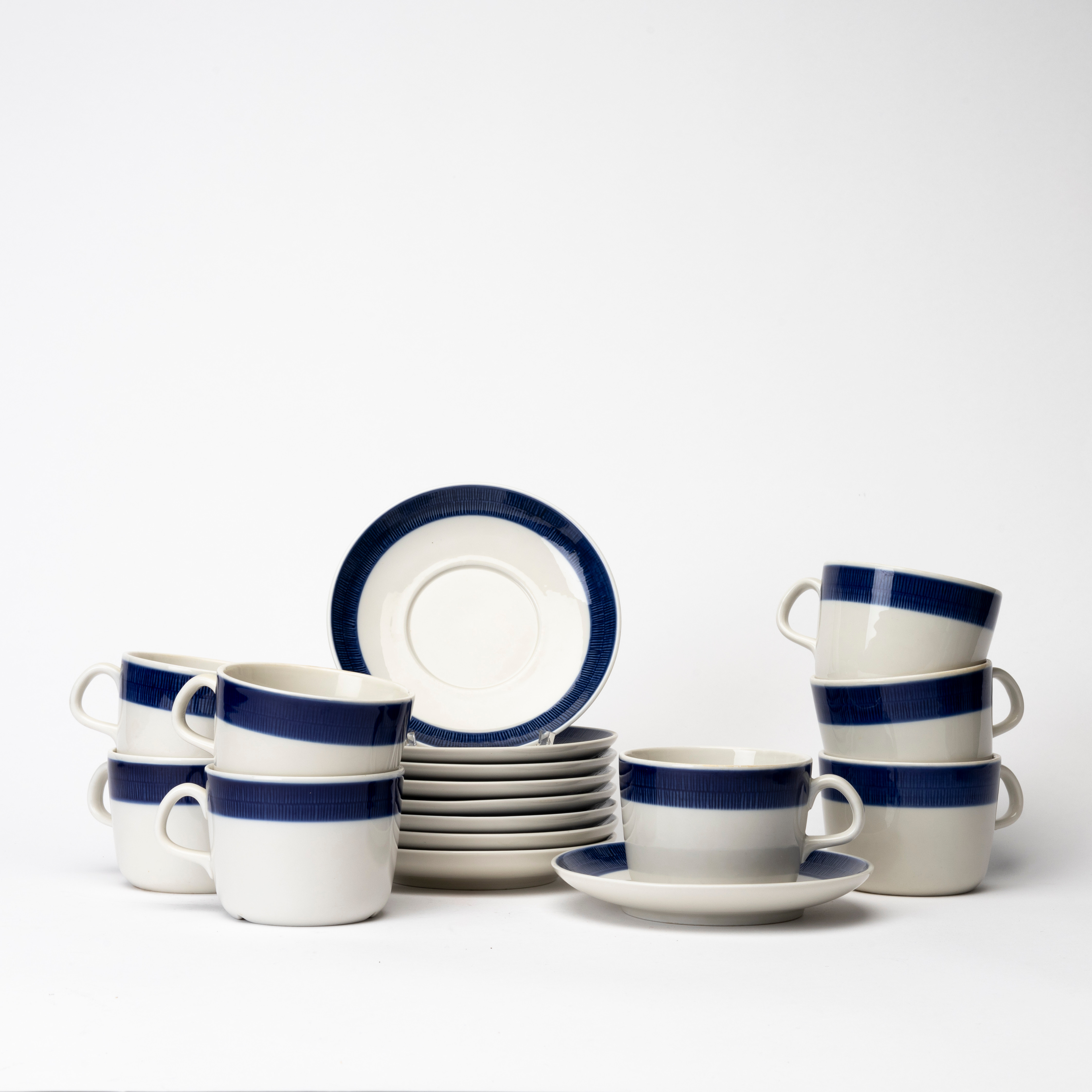 HERTHA BENGTSON. Tekoppar med fat, 8 delar, "Koka Blå", Rörstrand.