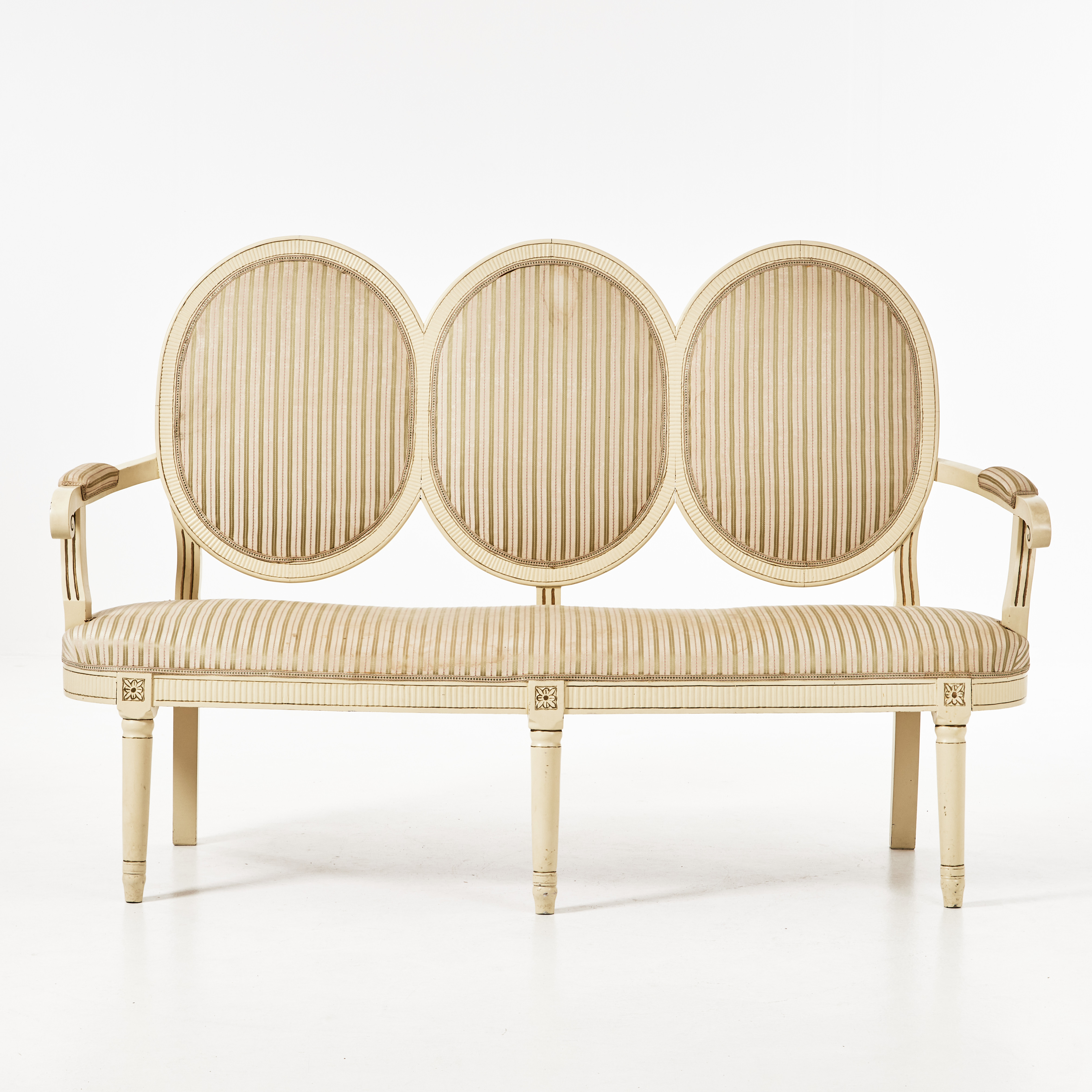 SOFFA, Louis XVI-stil, sekelskifte 1900, bemålad med fast stoppad sits och rygg.