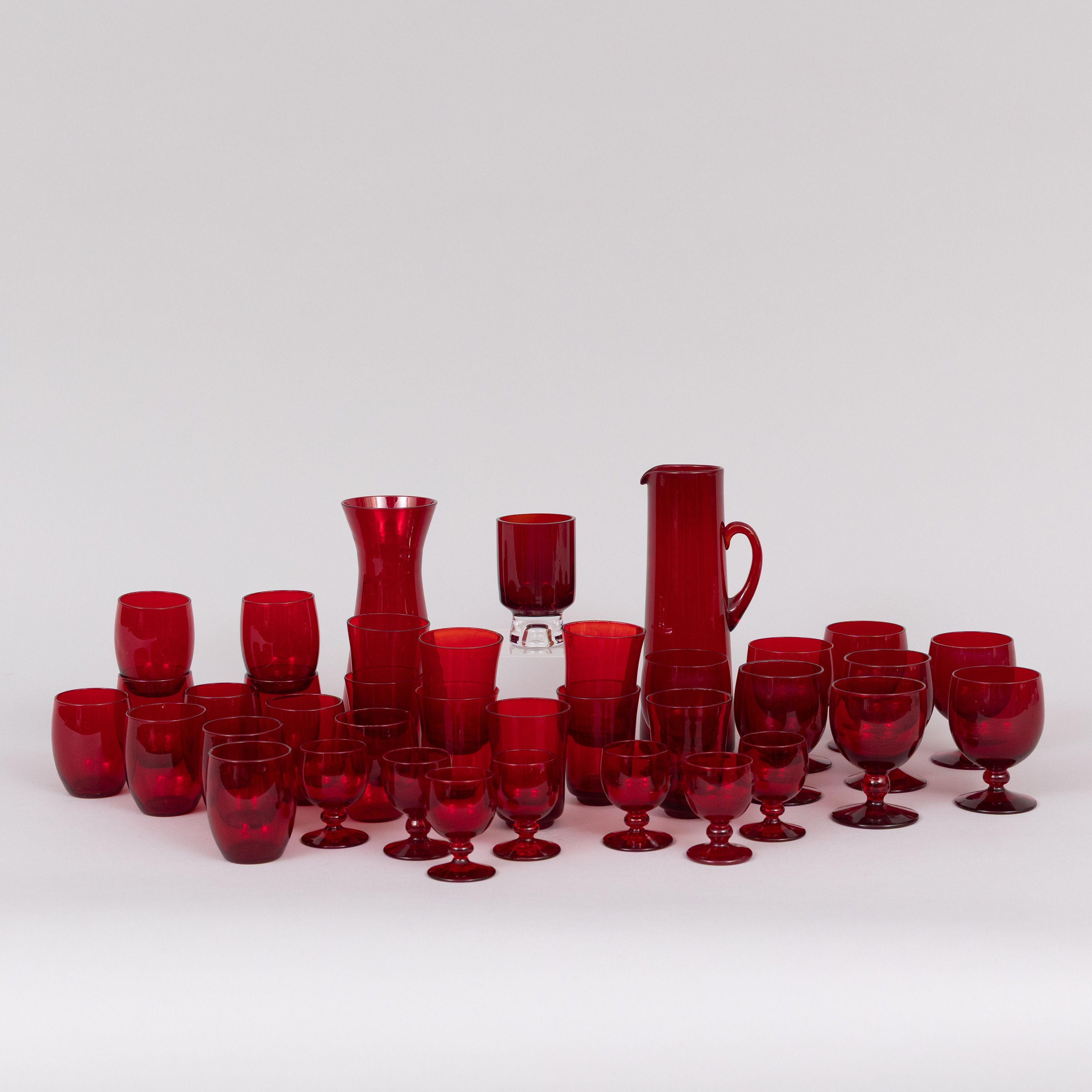 GLASSERVISDELAR, 37 st, glas, huvudsakligen Björn Trädgårdh för Reijmyre, 1900-talets mitt.