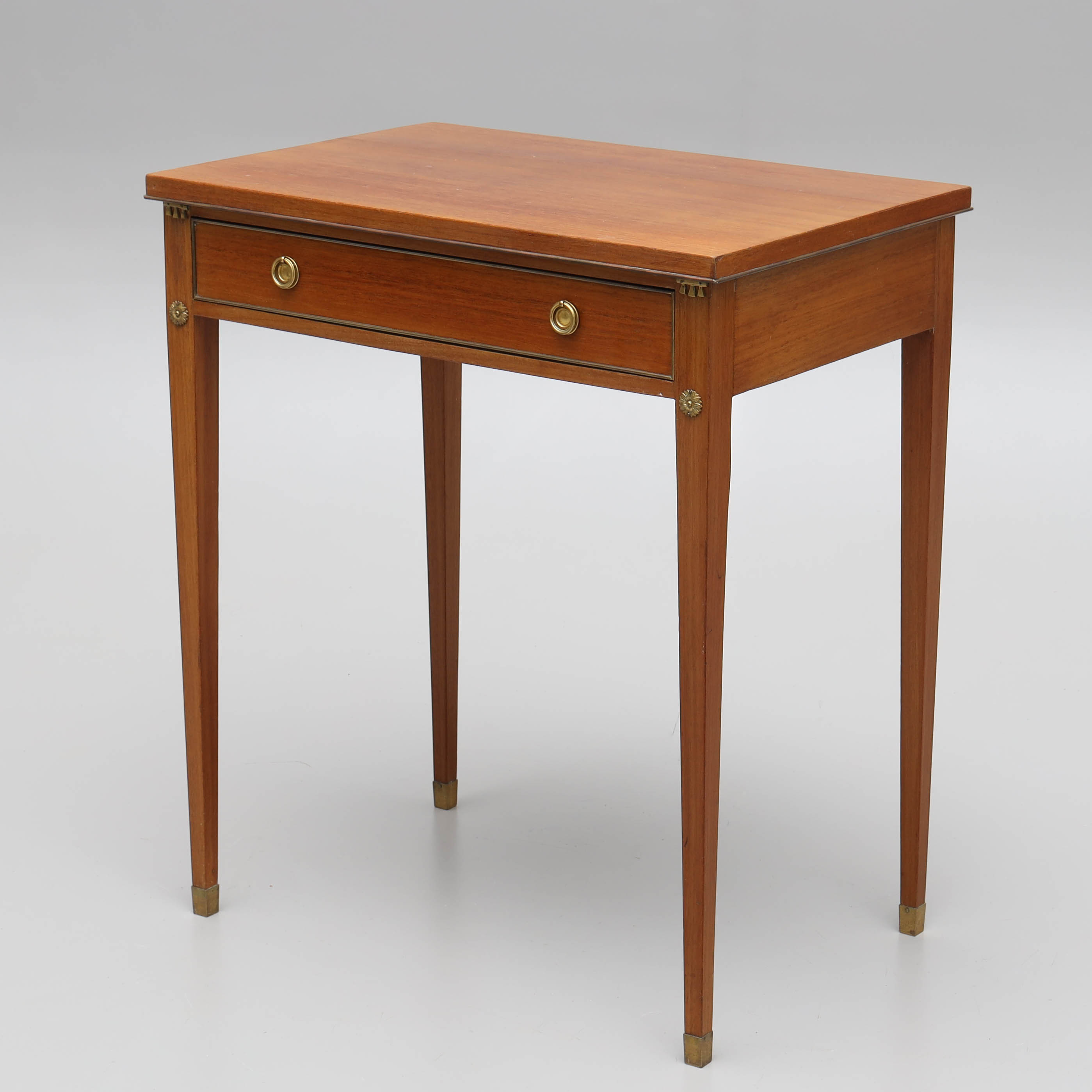 SIDOBORD, med låda, sengustaviansk stil, mahognyfaner, mässingskodda fötter, 1900-tal.