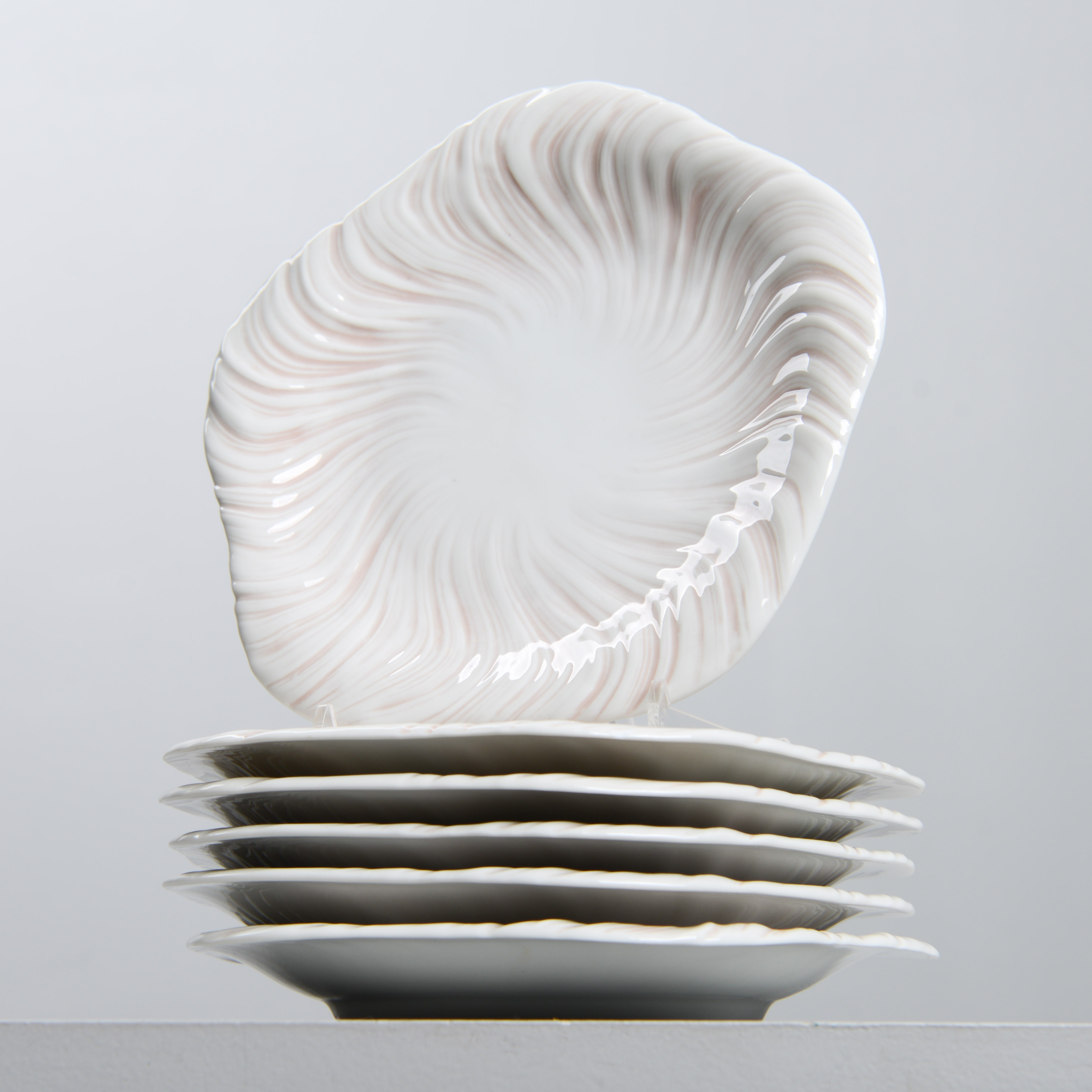 ARJE GRIEGST. Assietter, 6 st, "Konkylie", modell 14176, Royal Copenhagen.