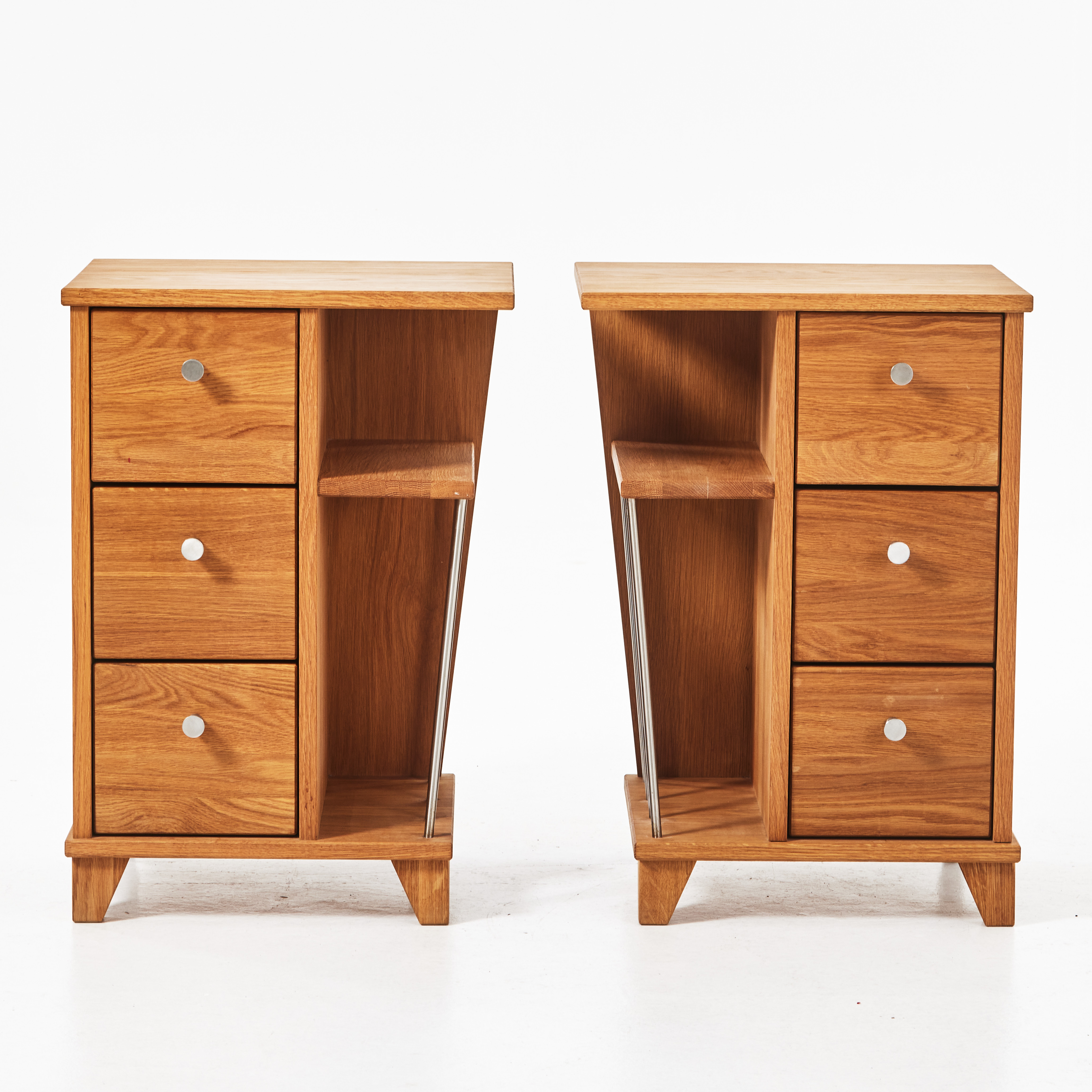 SÄNGBORD, 1 par, nutida tillverkning, "Silva" Zebra collection, ek med metallbeslag.