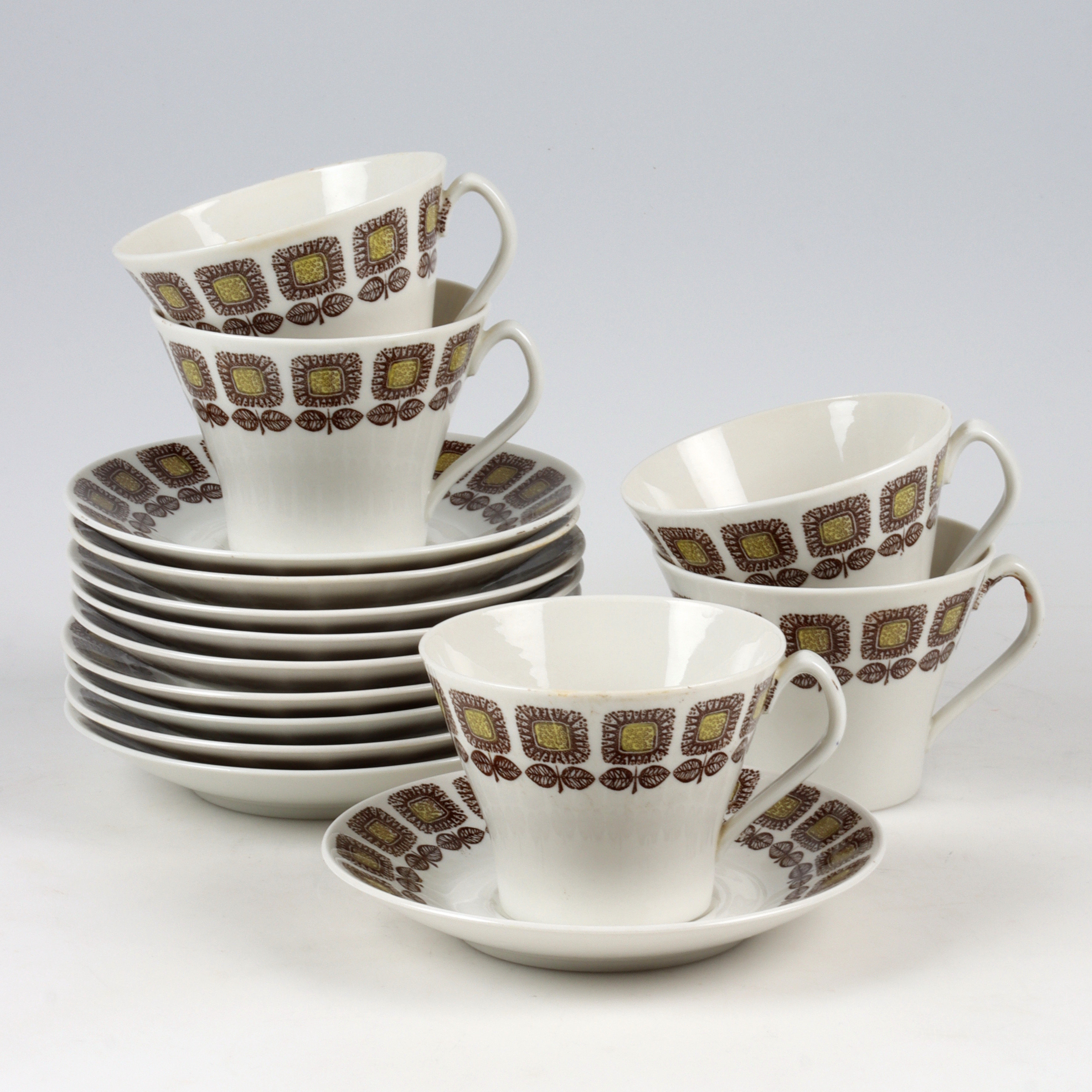 GÖRAN ANDERSSON. Tekoppar och fat, porslin, 14 delar porslin, "Helianthus", Gefle/Upsala- Ekeby.