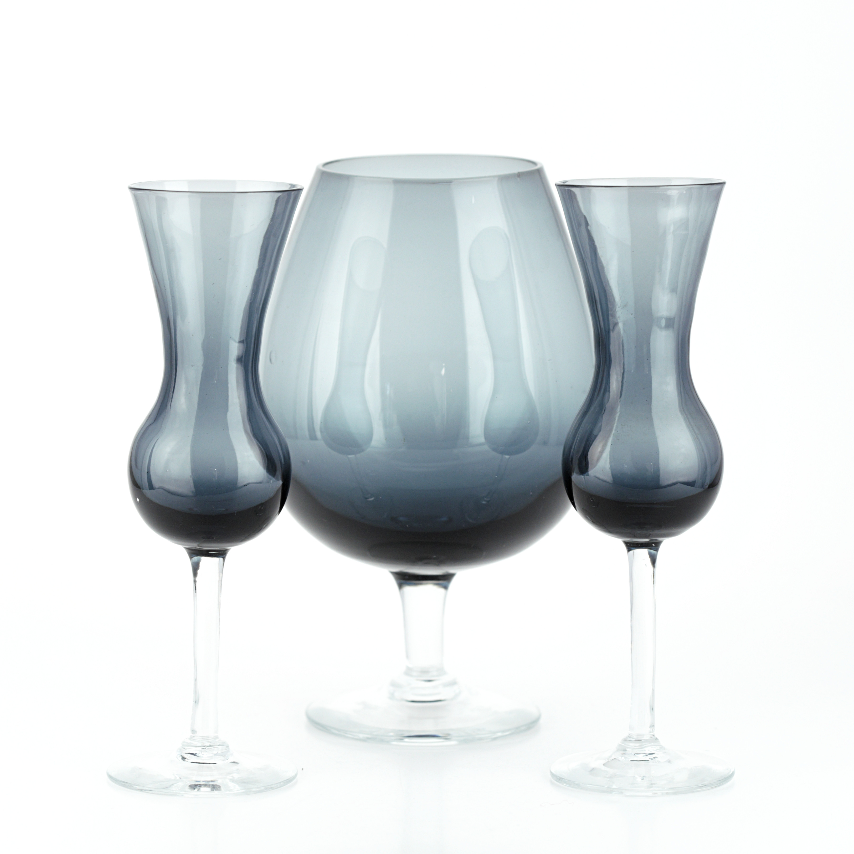 VASER, 3 delar, fot av klarglas kupa av blåtonat glas, 1900-tal.