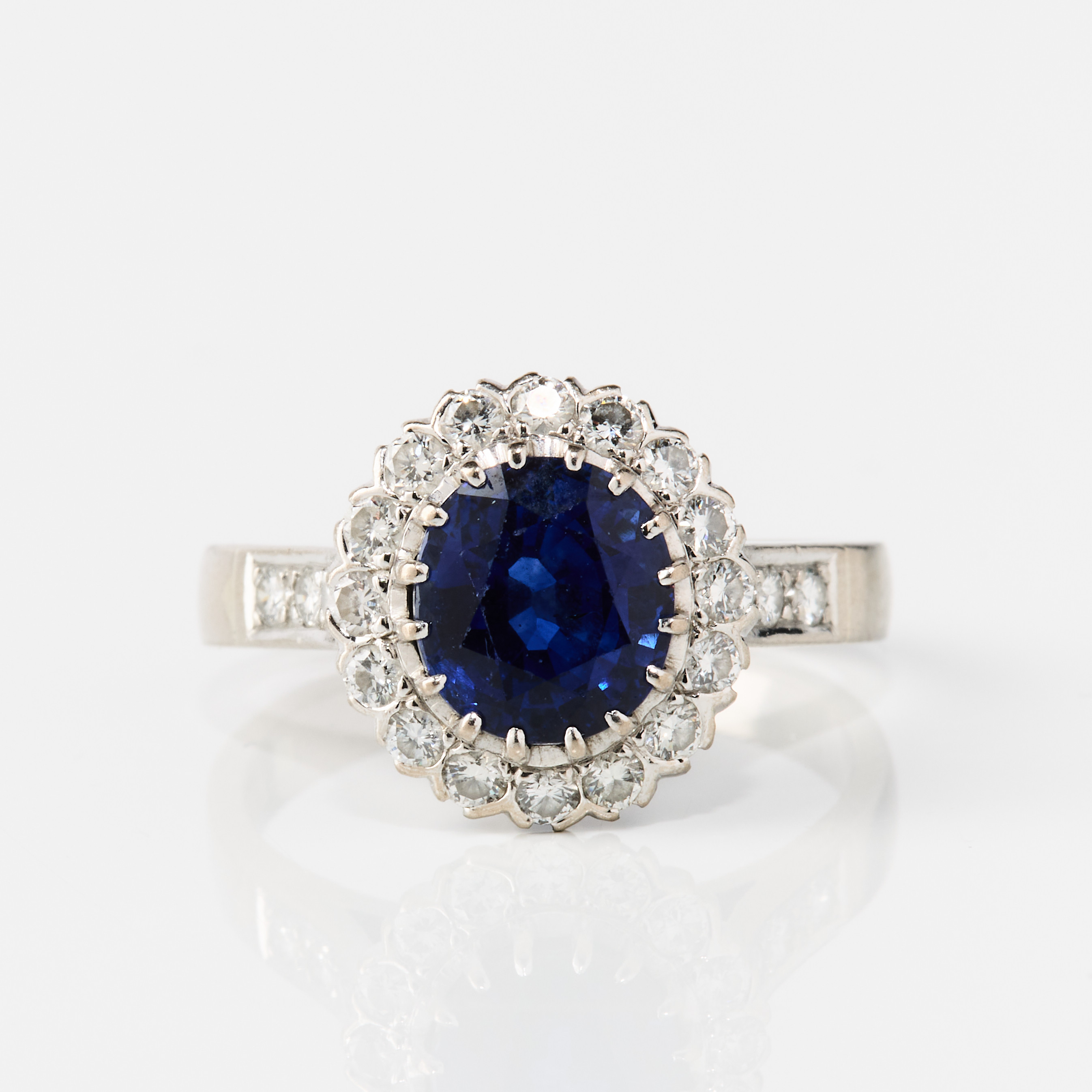 CARMOSÉRING, 18K vitguld med en safir och diamanter, 1980-tal.