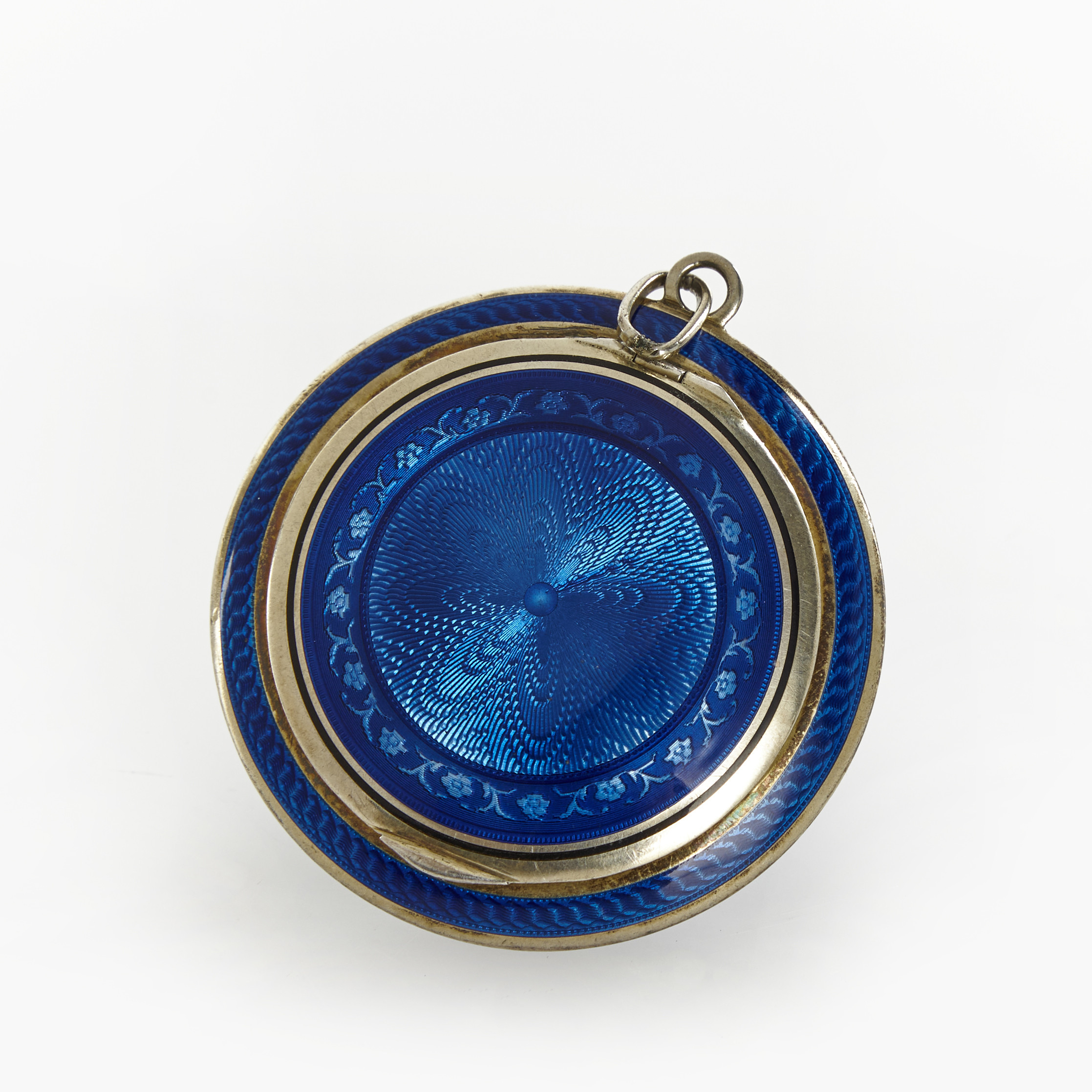 PILLERDOSA, silver, guillocherad blå emalj, tidigt 1900-tal.