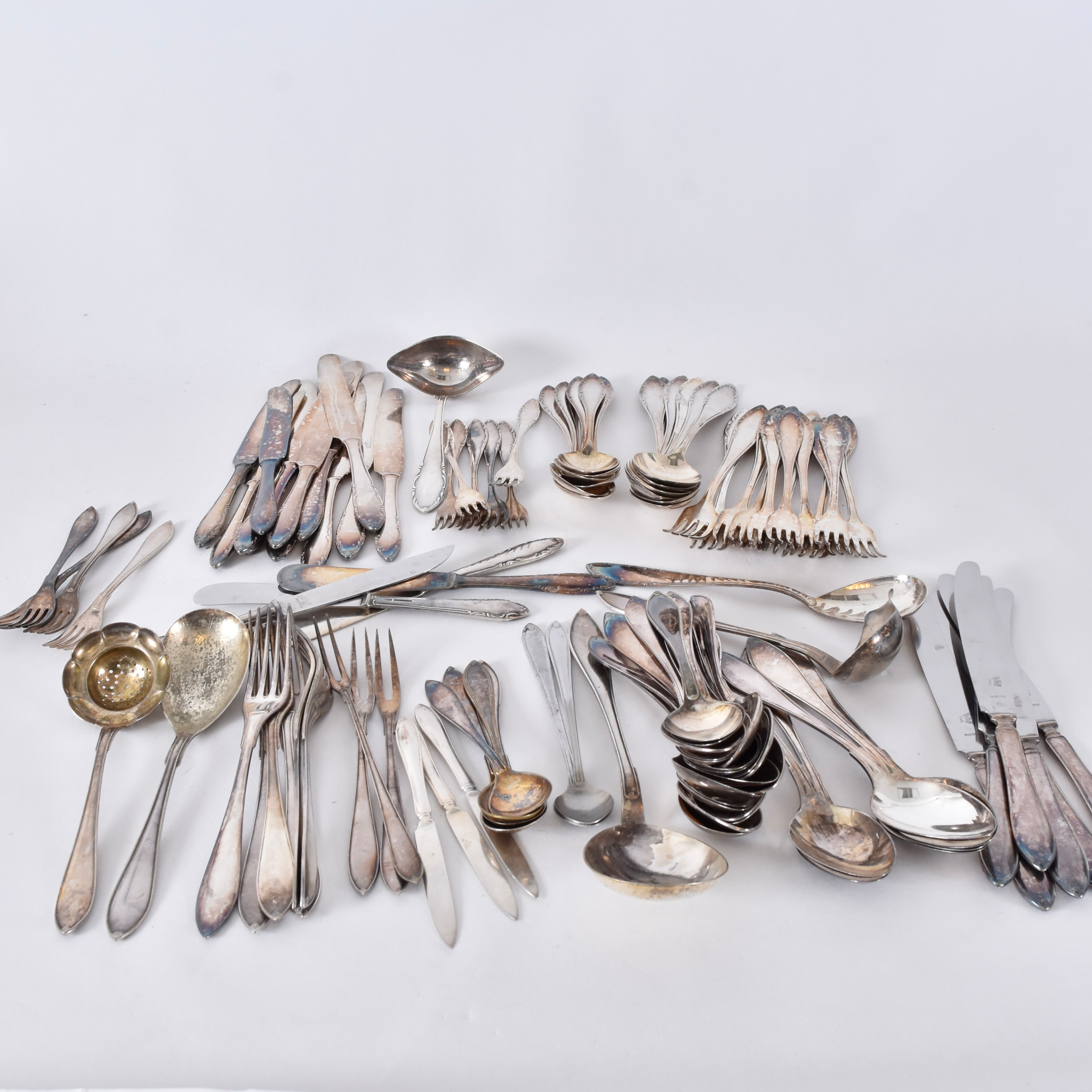 STORT PARTI NYSILVERFÖREMÅL, 1-låda.