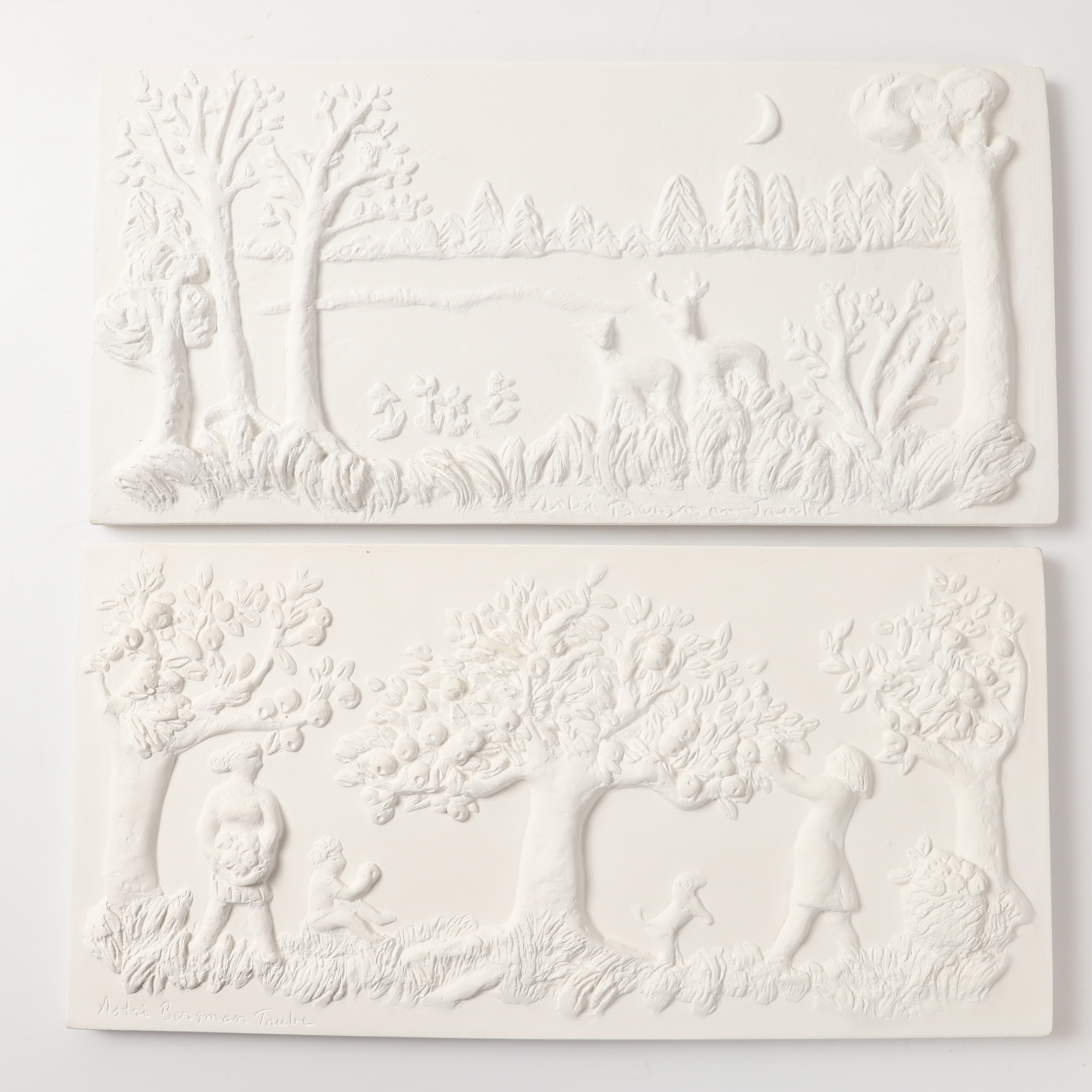 ASTRI BERGMAN-TAUBE. Väggreliefer, 2 stycken, "Änglamark", gips, signerade.
