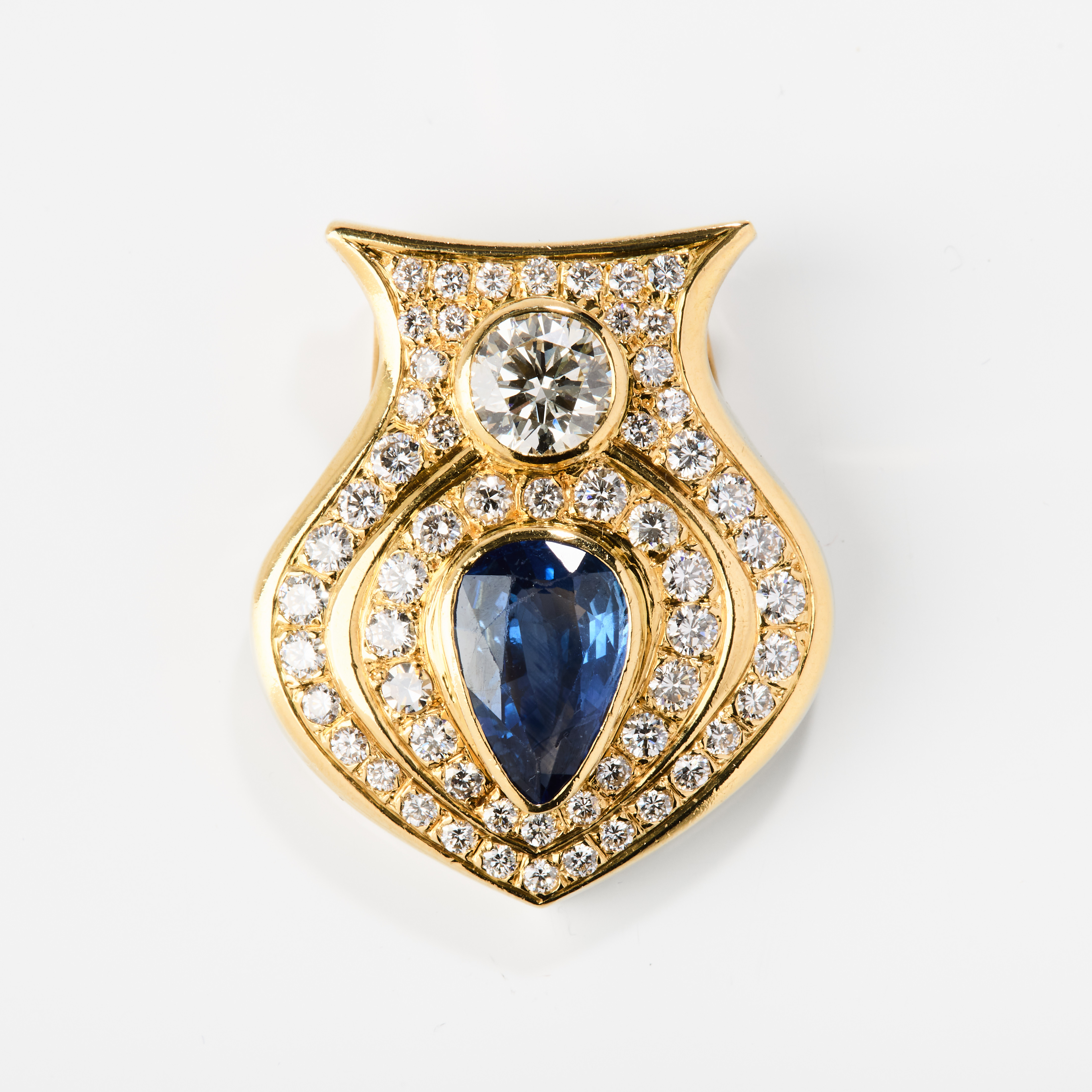 HÄNGE, 18K guld med en safir och diamanter, 1980-tal.
